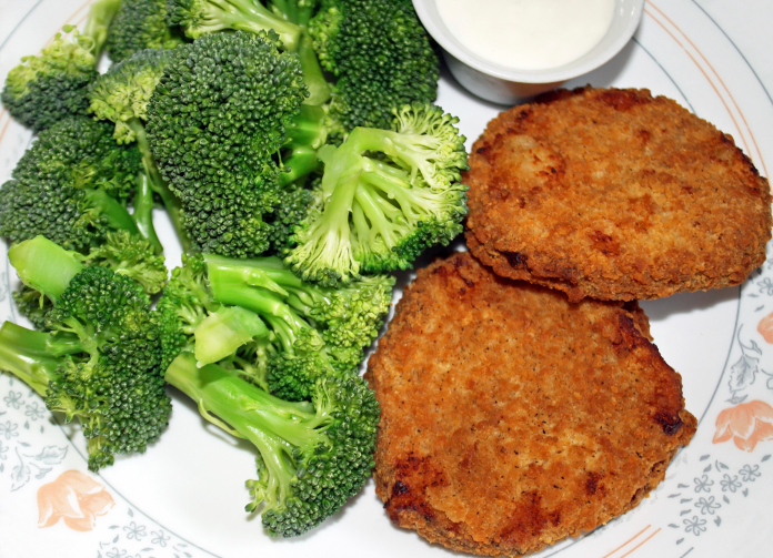 Hamburguesas rebozadas rellenas de mozzarella