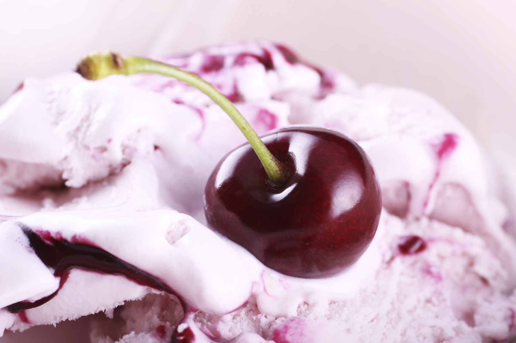 Helado de cerezas con nata