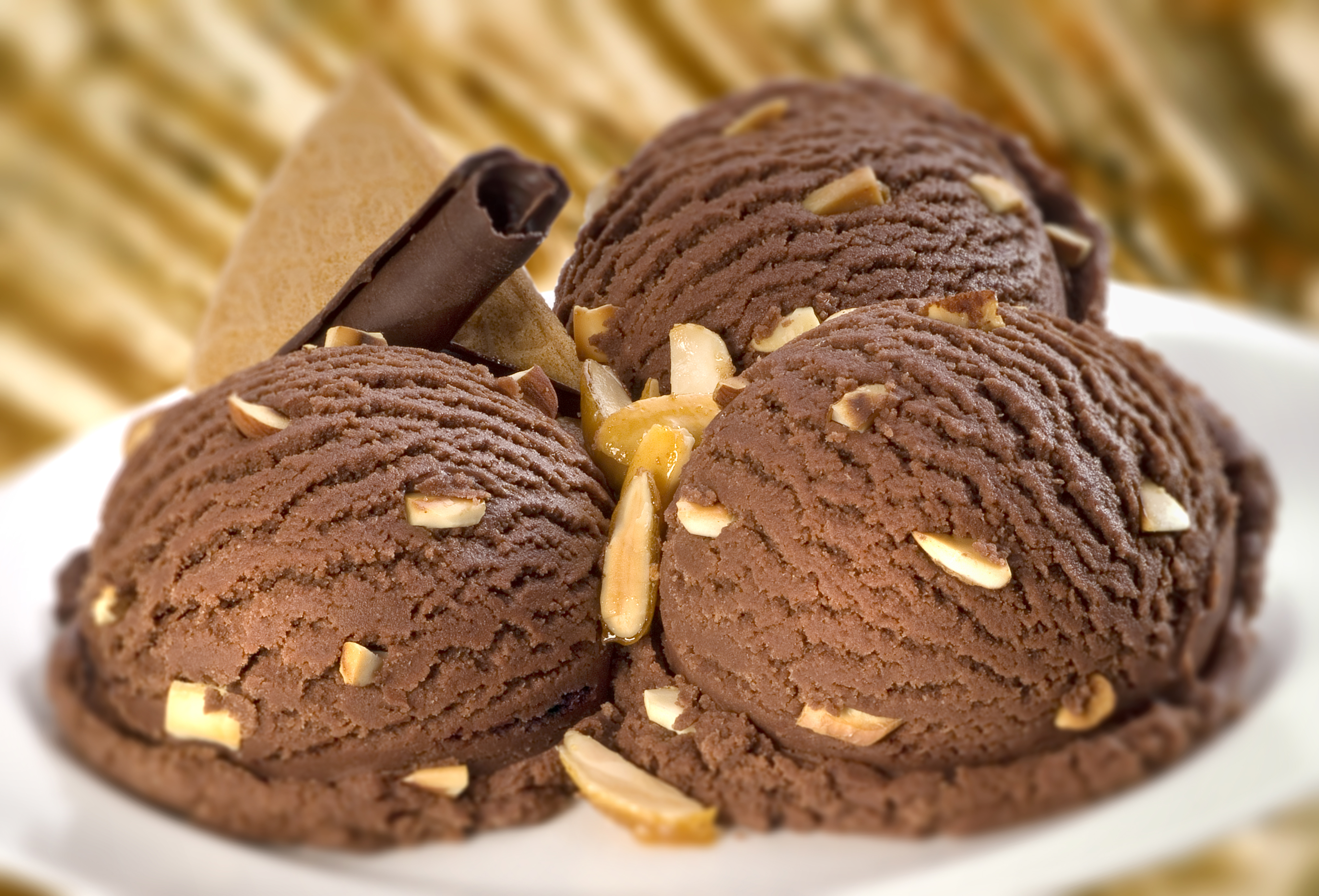 Helado de chocolate con almendras