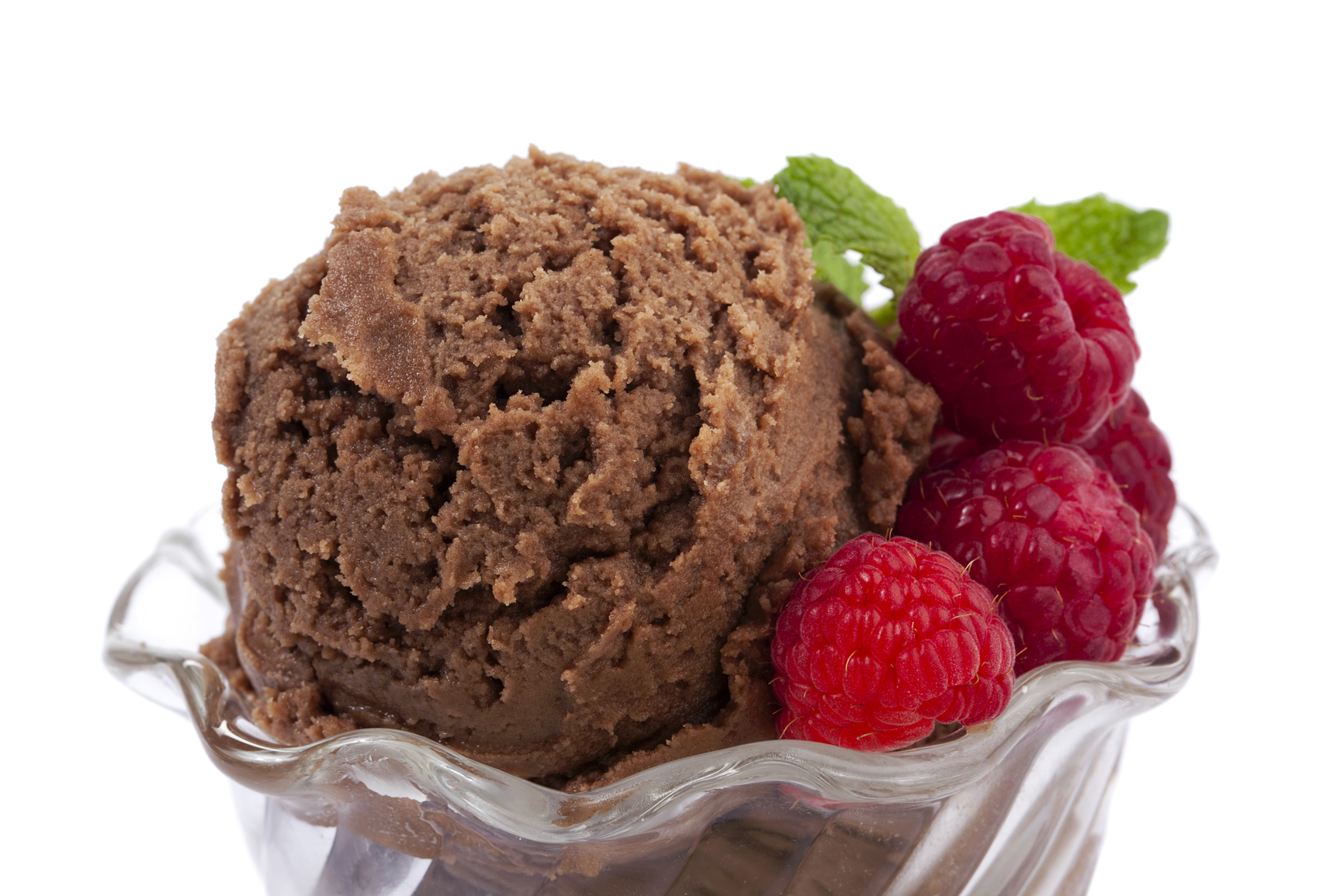 Helado de chocolate con trocitos y frambuesas