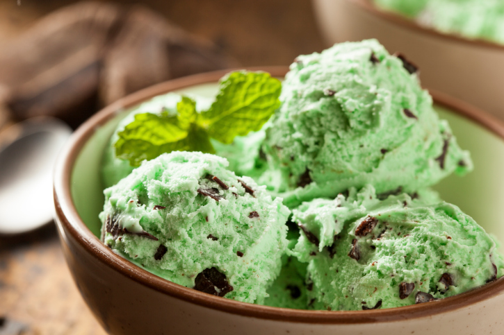 Helado de menta con chocolate