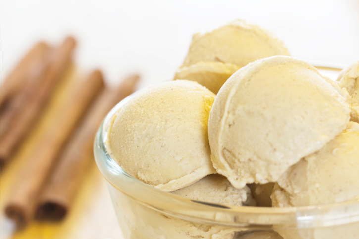 Helado de paraguayas con nata y canela