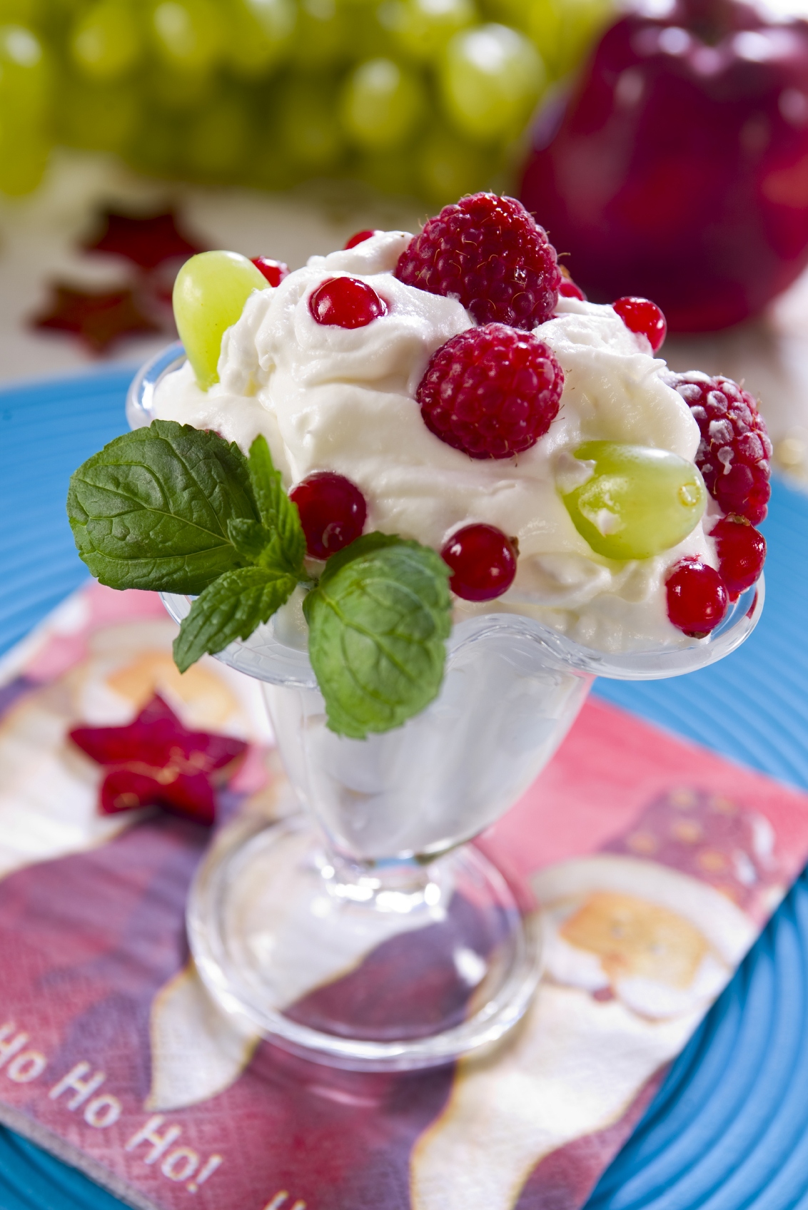 Helado con frutillas con crema