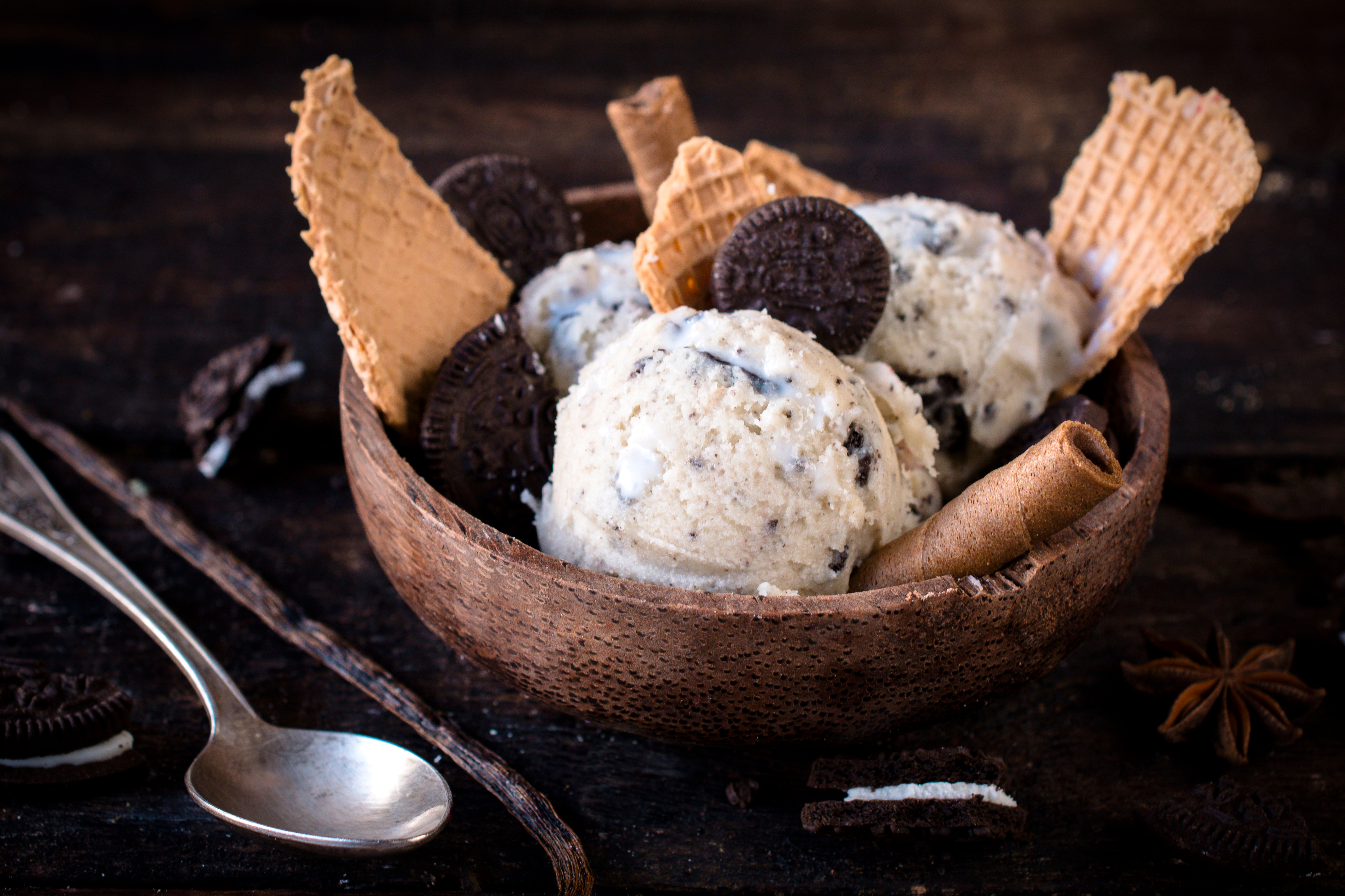 Helado de galleta de chocolate y crema