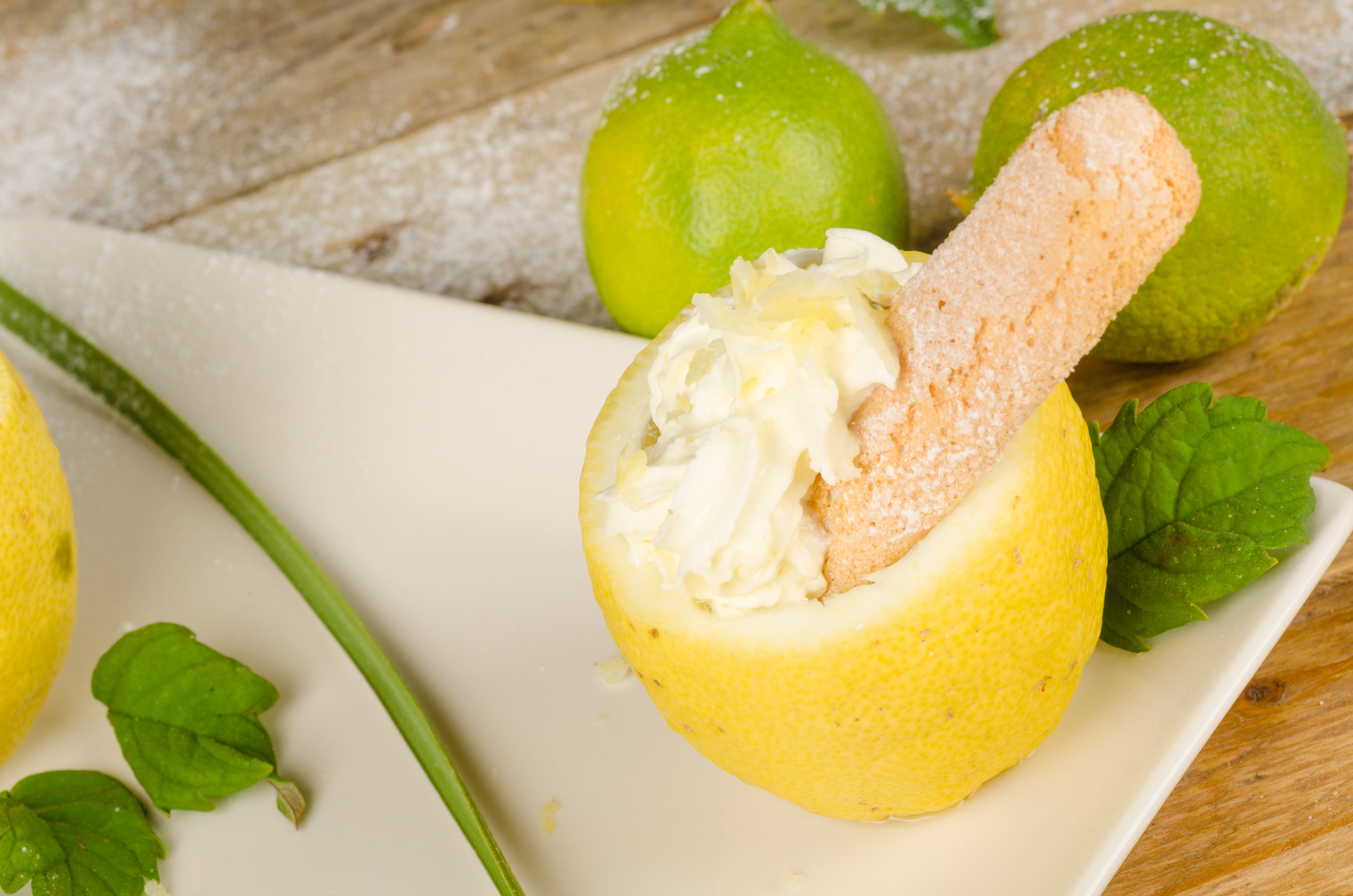 Helado de limón con galleta