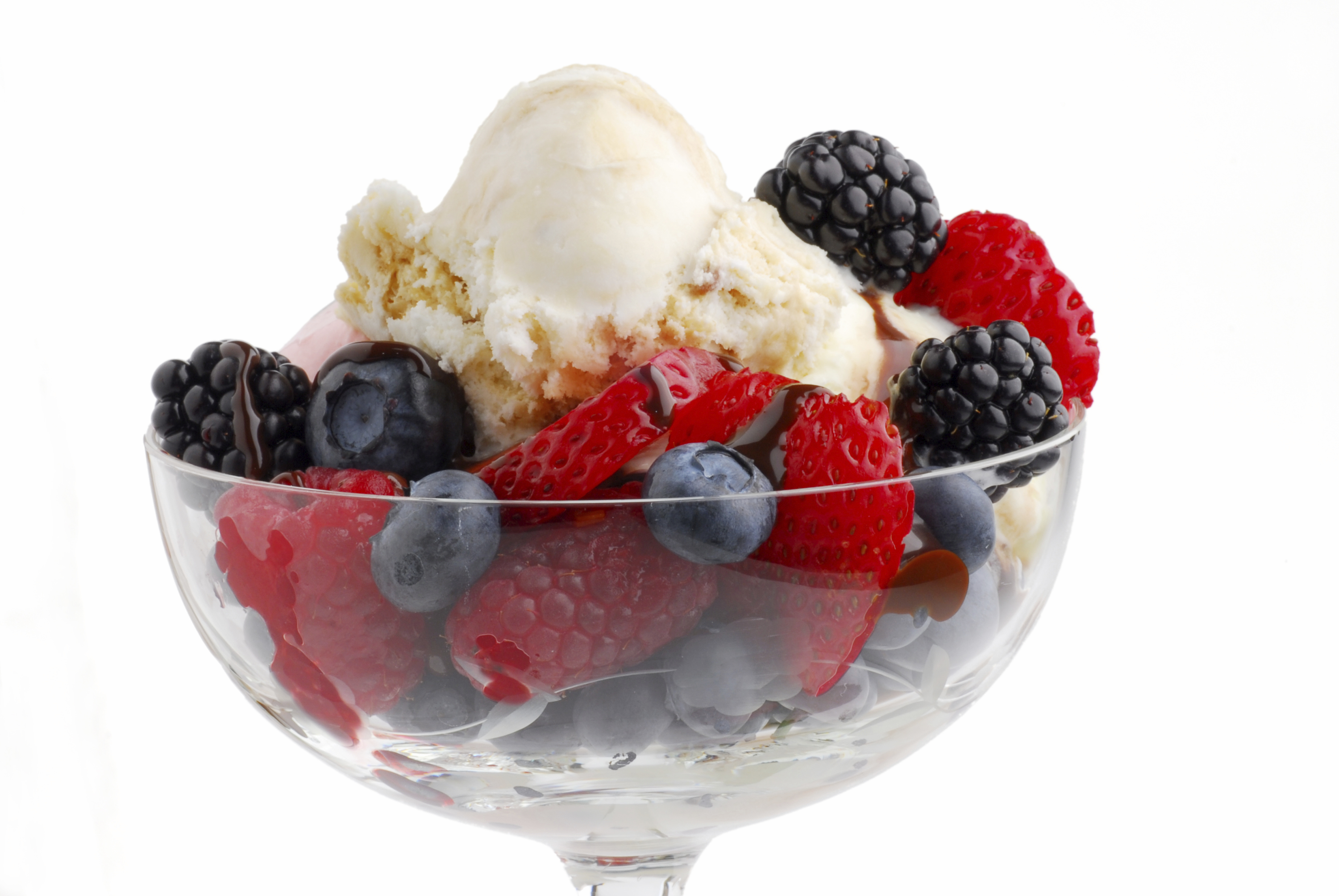 Helado de vainilla con frutos rojos