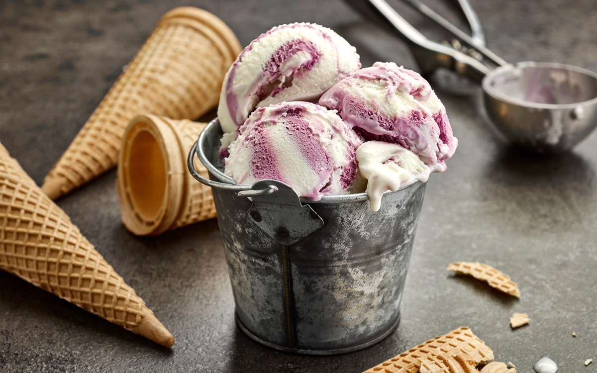 Helado casero de vainilla y frutos rojos