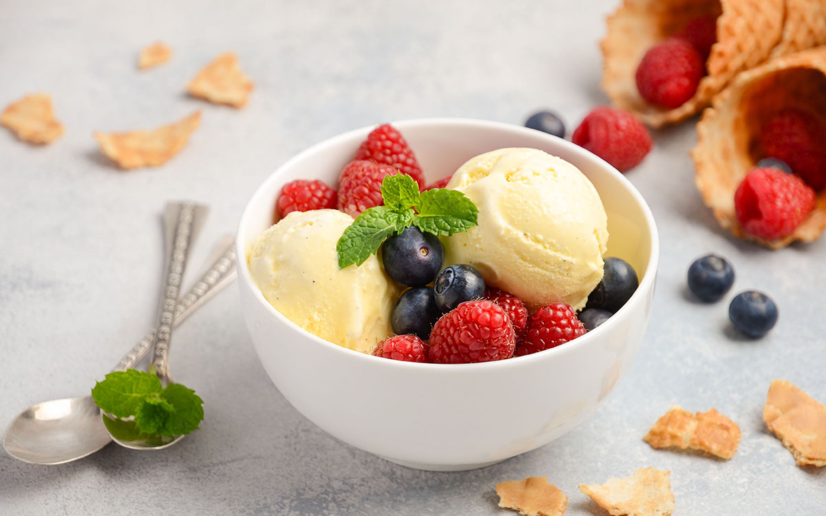 Helado de vainilla con frambuesas y arándanos