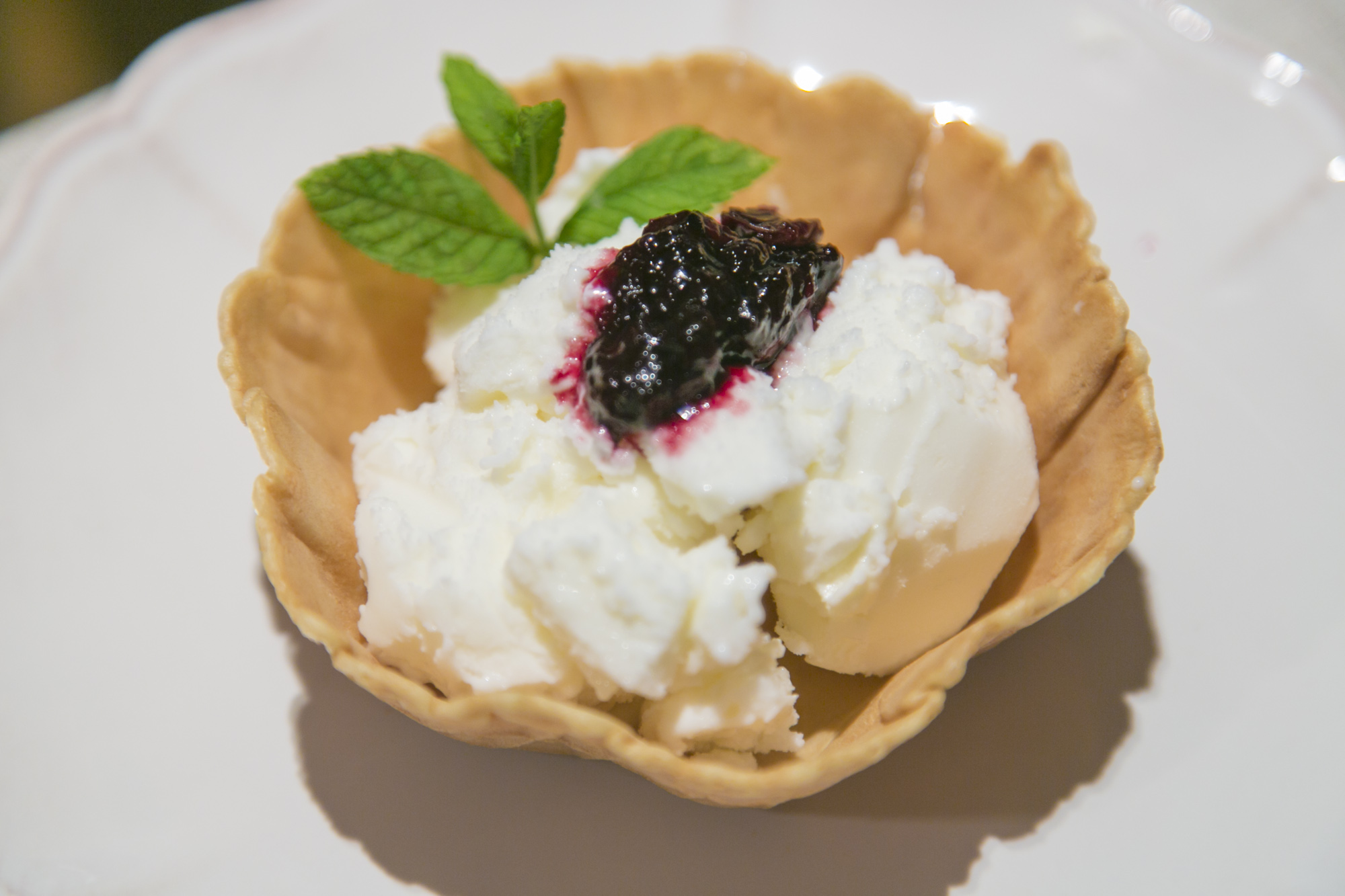 Helado de yogur y mermelada de arándanos