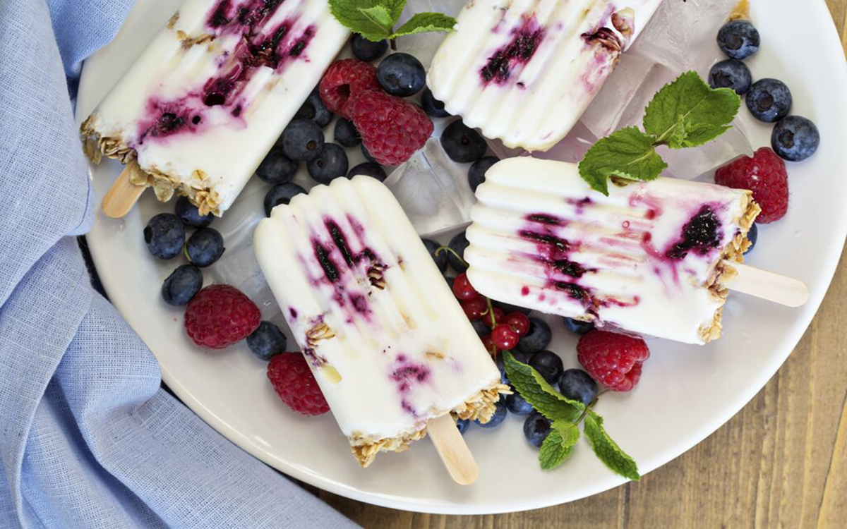 Helado de yogur con frutos rojos y avena