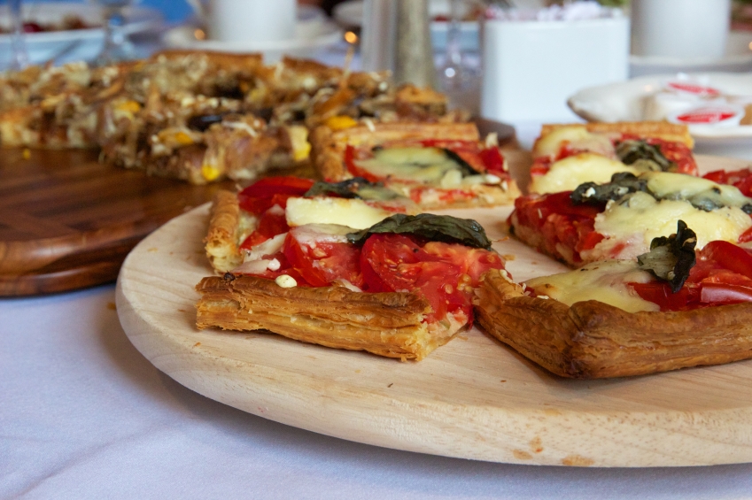 Hojaldre de queso de cabra con tomate