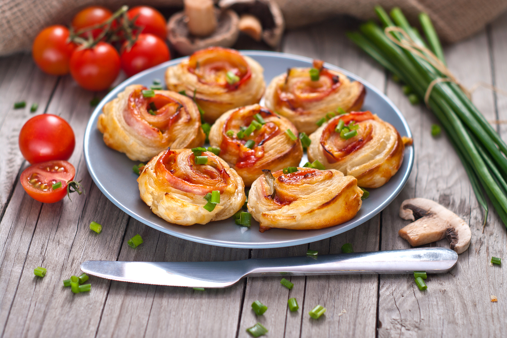 Hojaldre con beicon, queso, tomate y champiñones