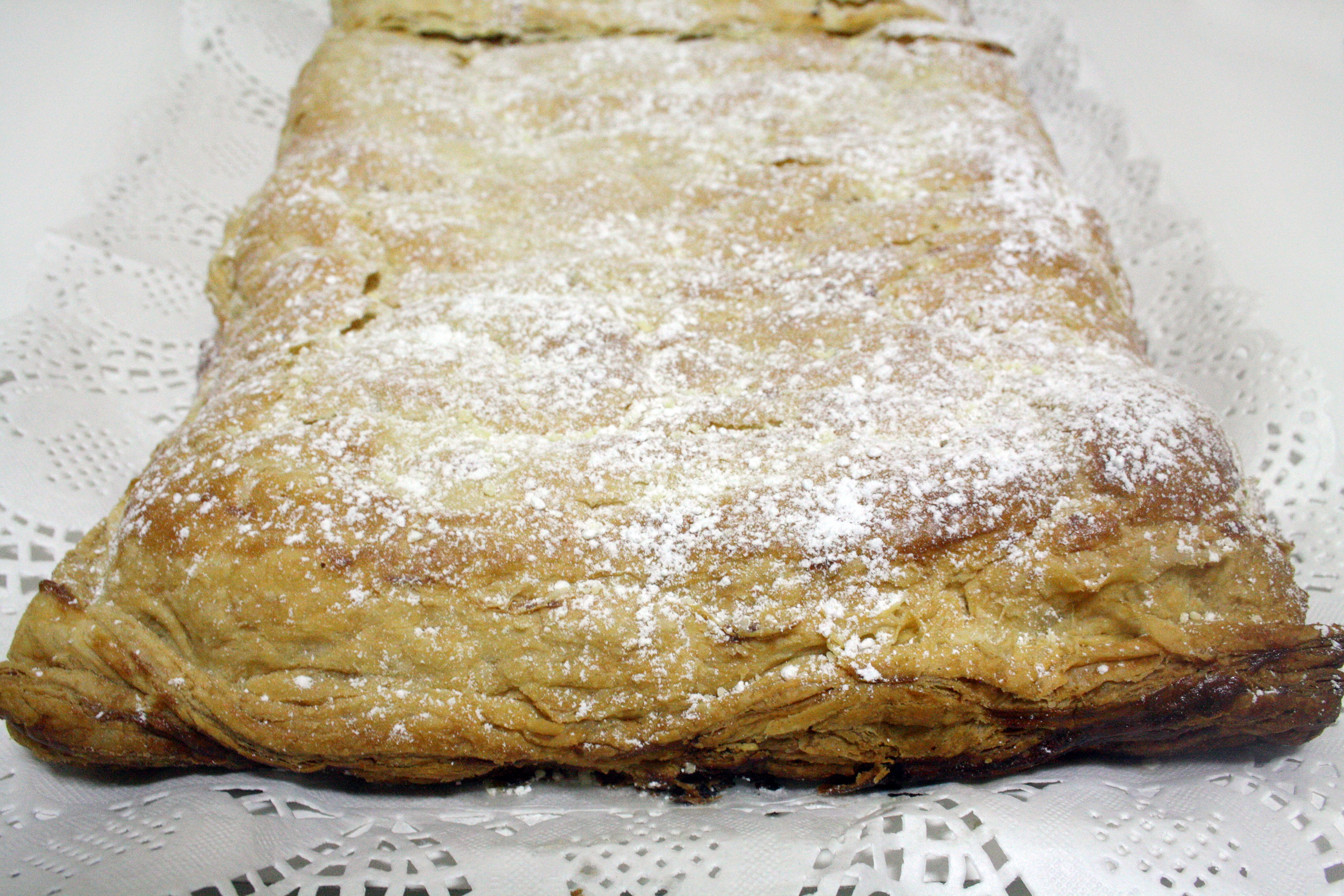 Hojaldre relleno de nata y piñones