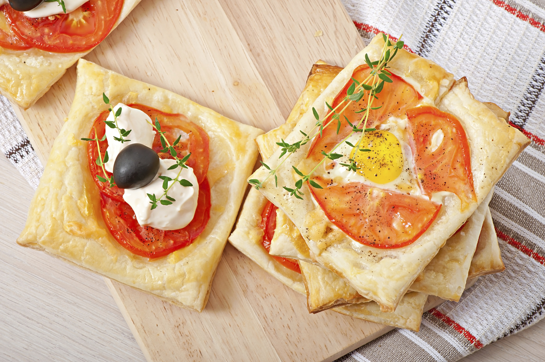 Hojaldre de tomate, queso y huevo