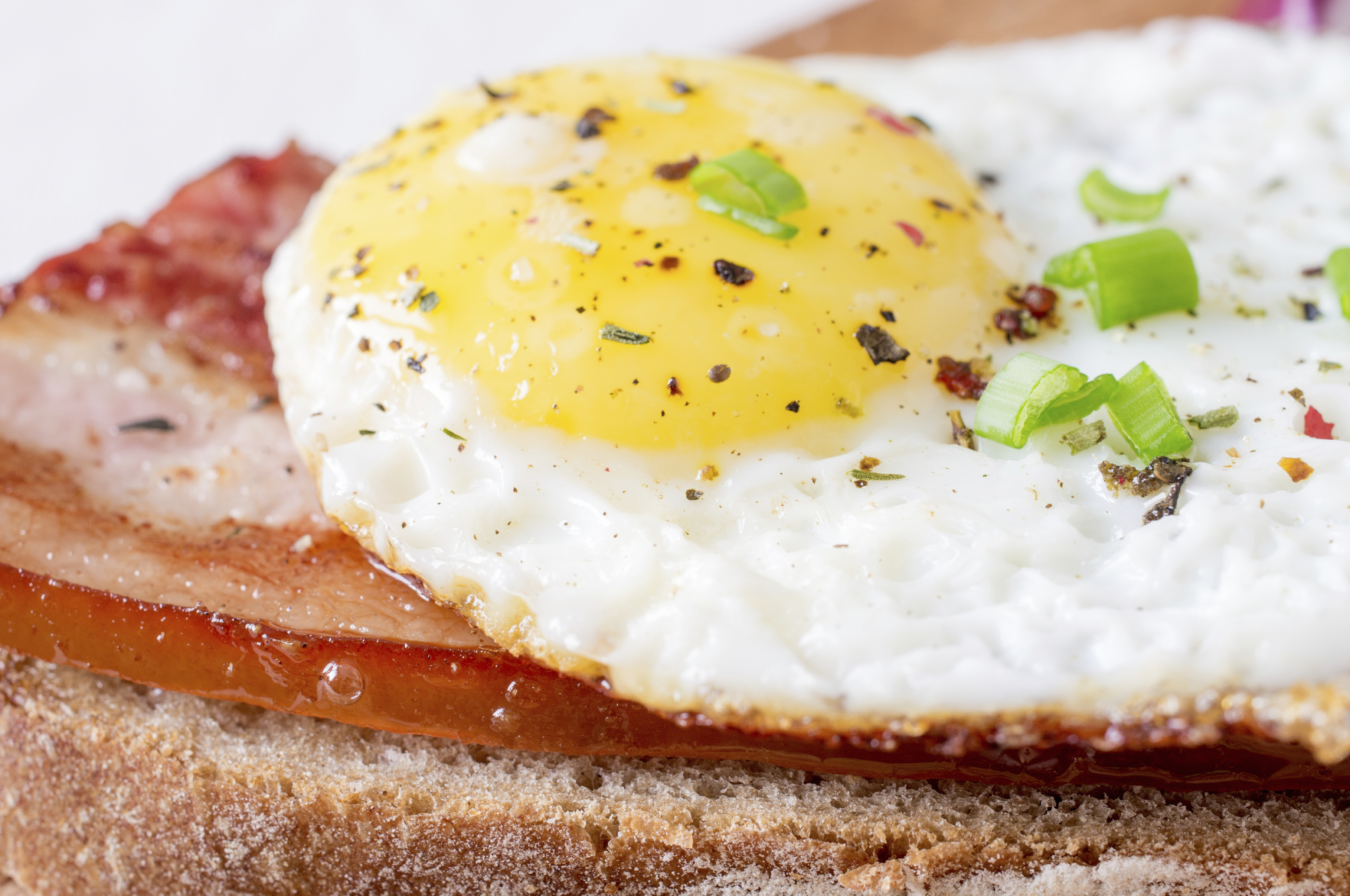 Huevos de codorniz con bacon