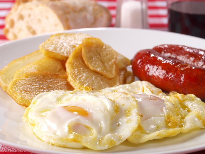 Huevos con chistorras y patatas fritas