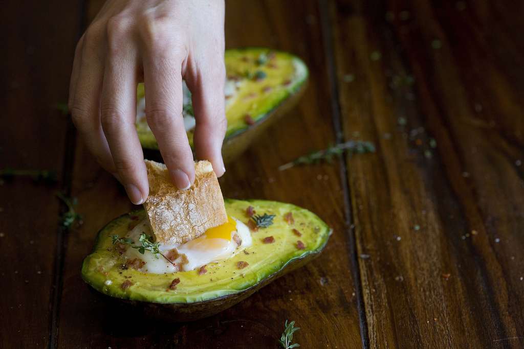 Huevos en aguacate al horno