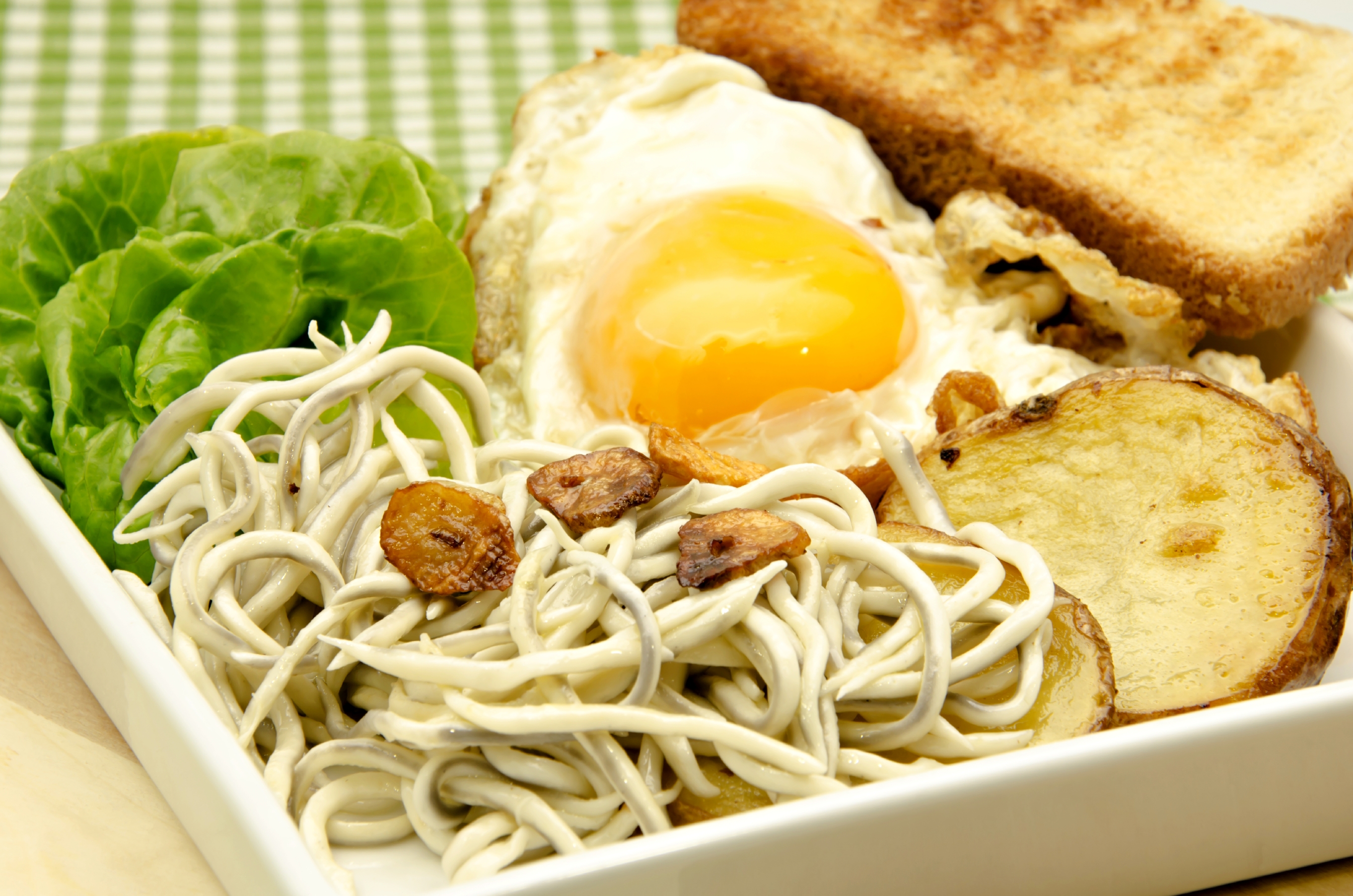 Huevos estrellados con gulas