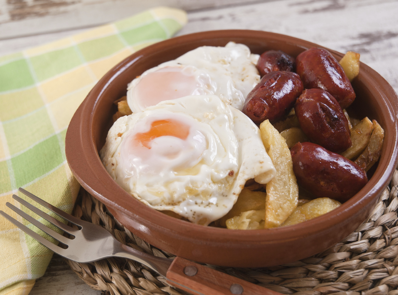 Huevos fritos con chorizo salmantino