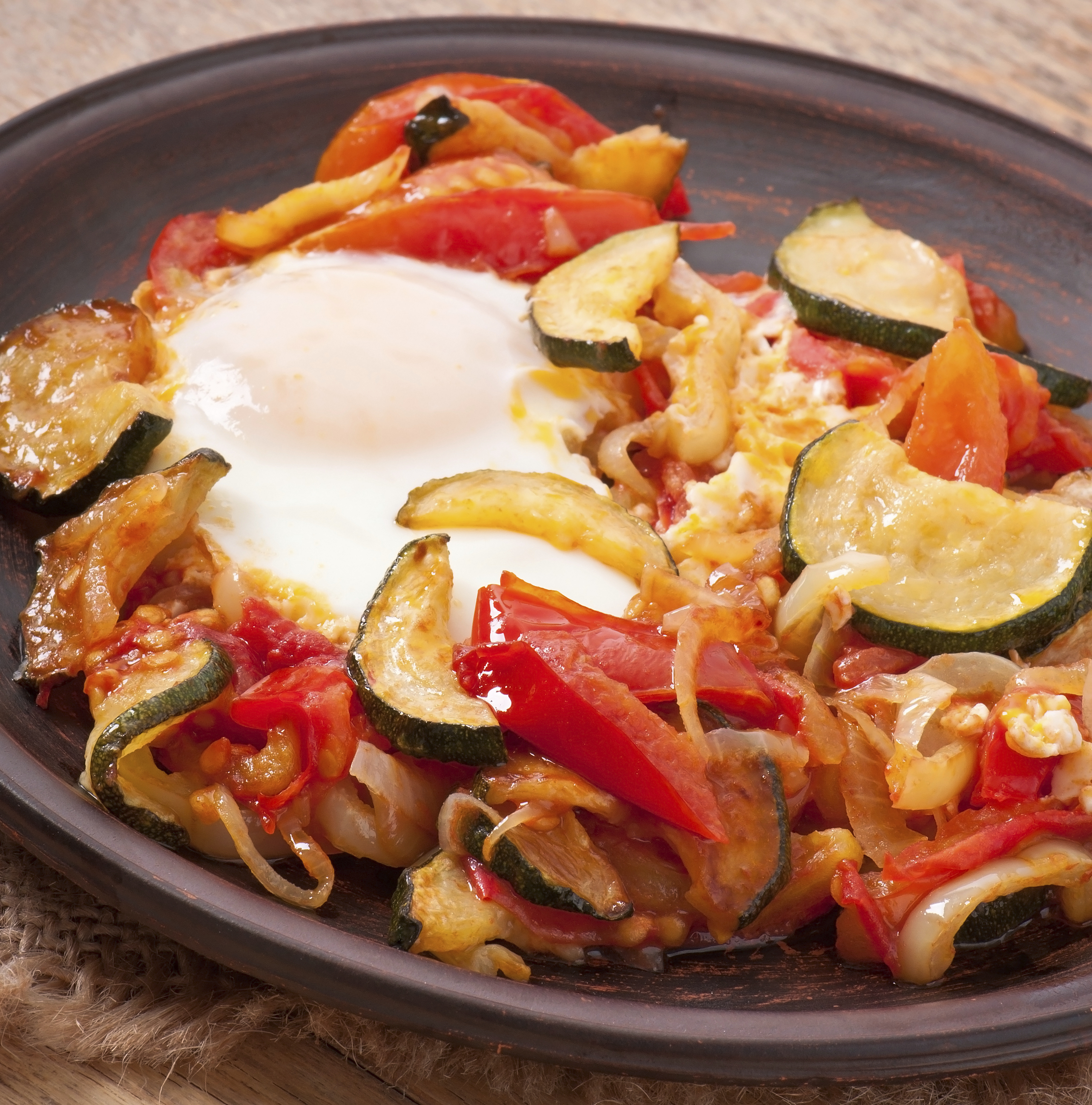 Huevos fritos con tomate, calabacín y cebolla