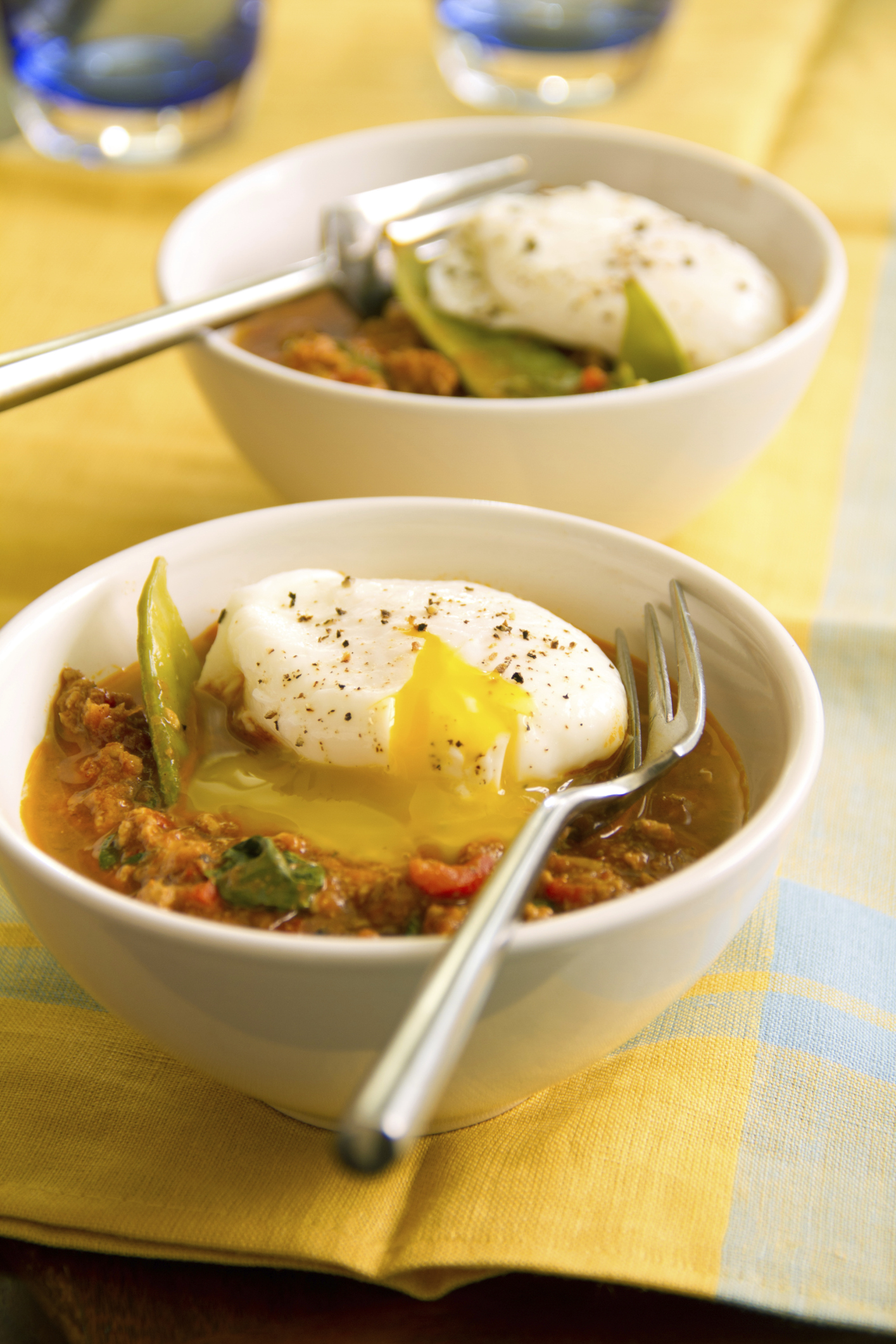 Huevos pochés con guarnición al curry