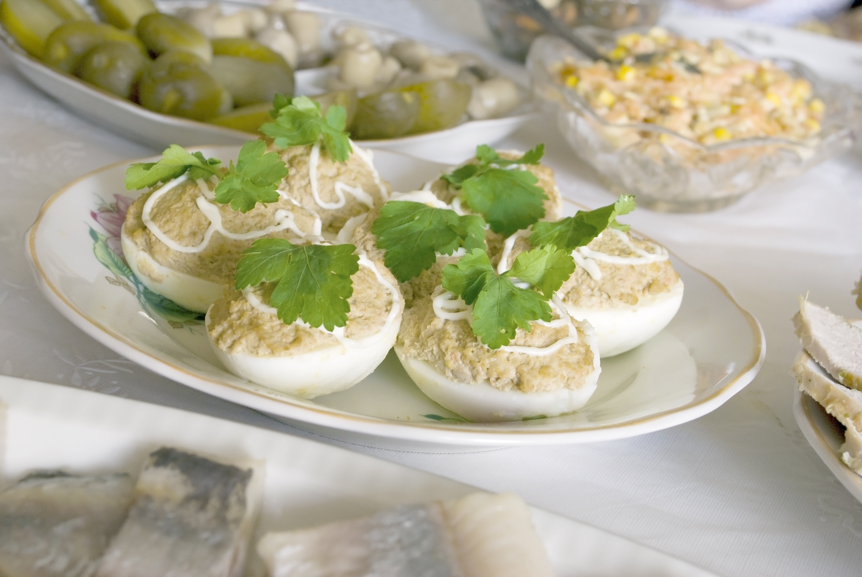 Huevos rellenos con jamón y perejil