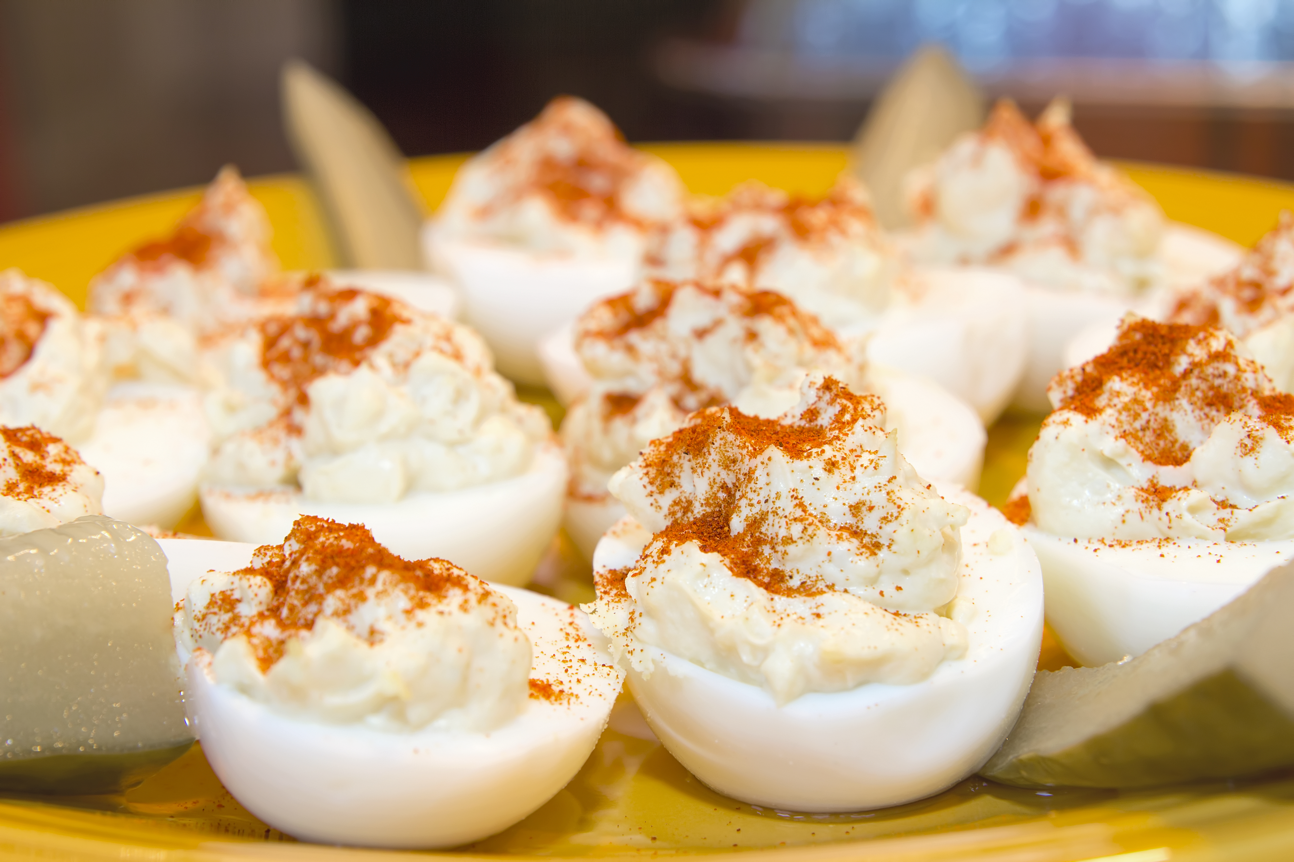 Huevos rellenos con bechamel