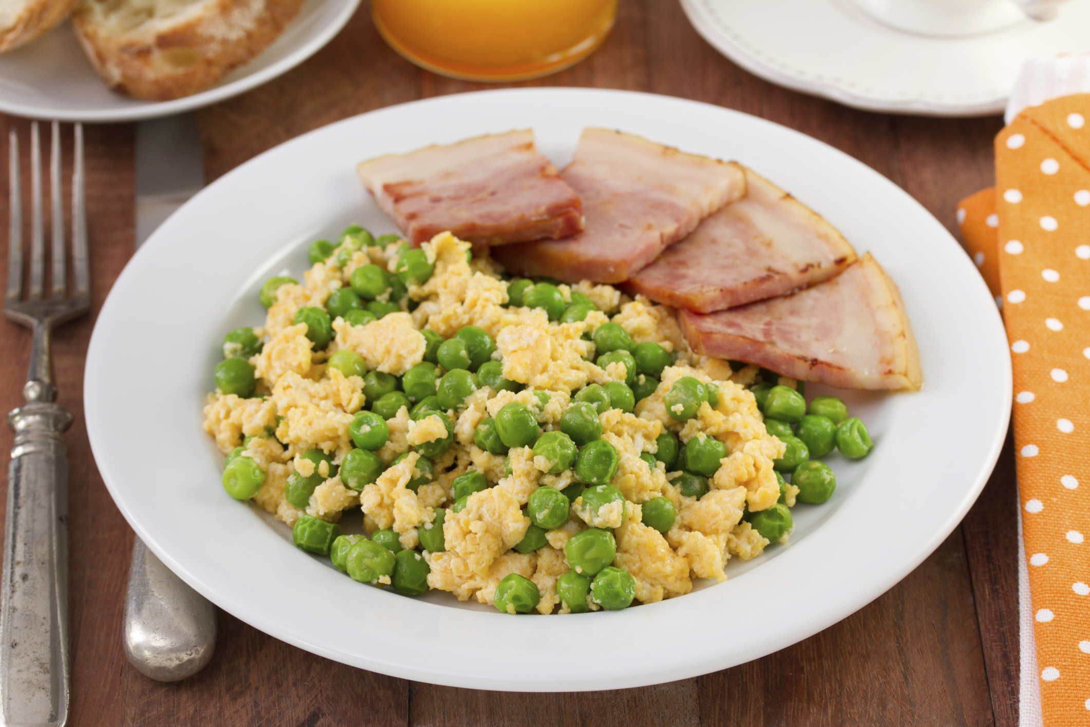 Huevos revueltos con guisantes y panceta