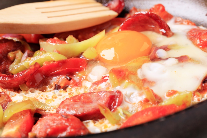 Huevos revueltos con salchichitas y pimientos