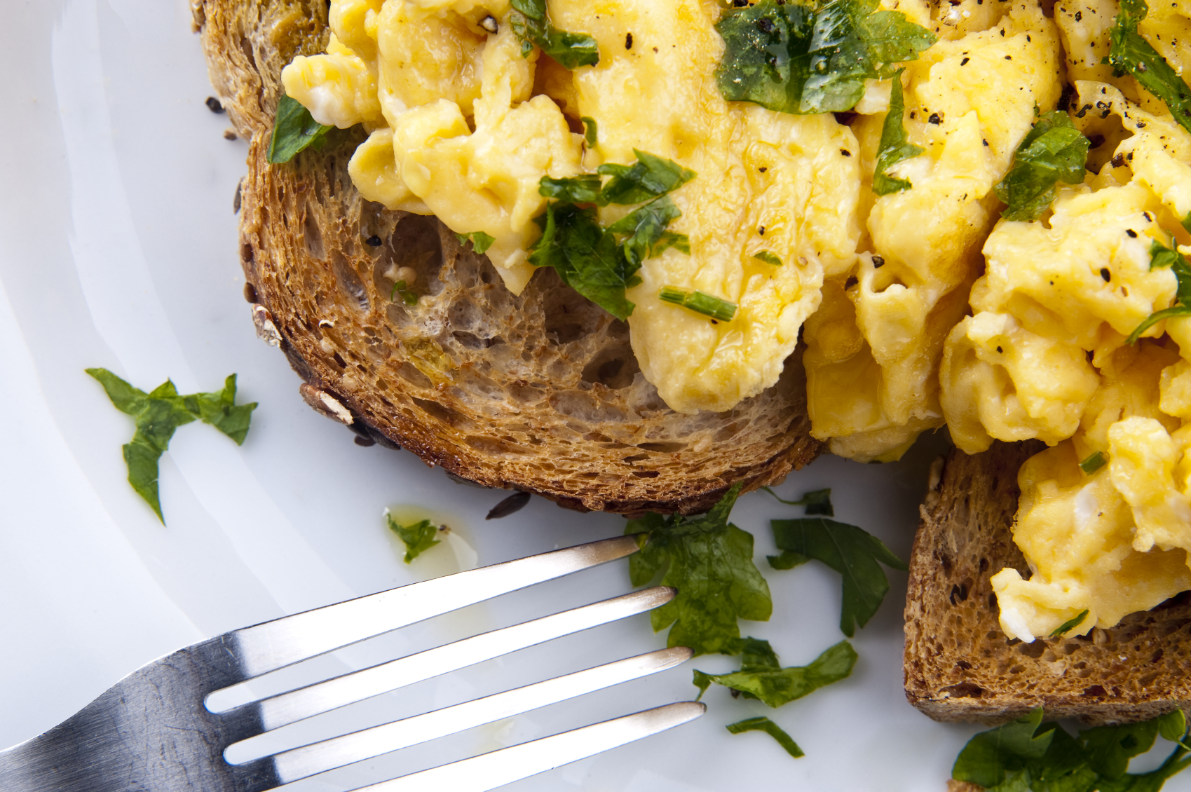 Huevos revueltos sobre pan tostado