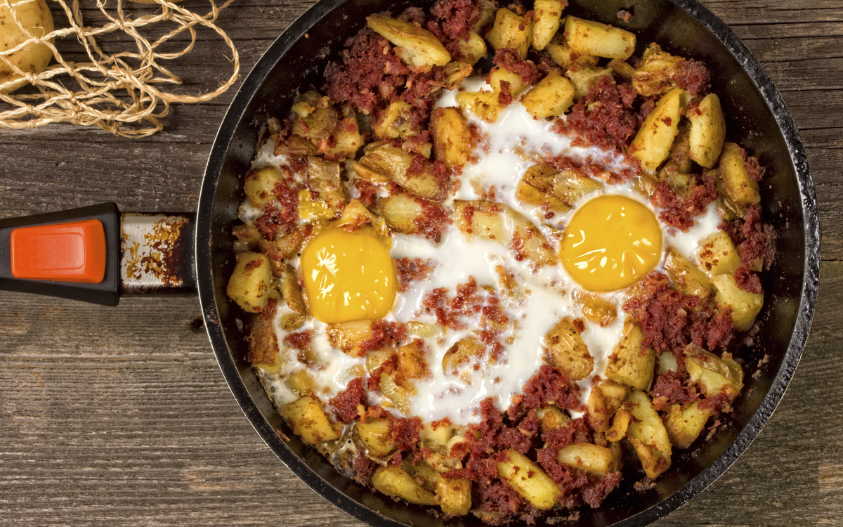 Huevos al plato con patatas y picadillo