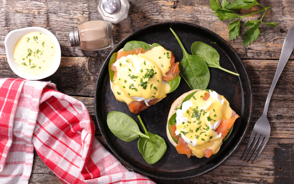 Huevos poché con salmón y salsa holandesa