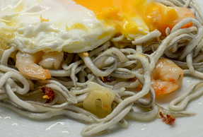 Huevos rotos con gulas Huevos rotos con gulas