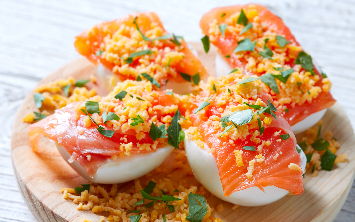 Huevos rellenos con salmón ahumado 