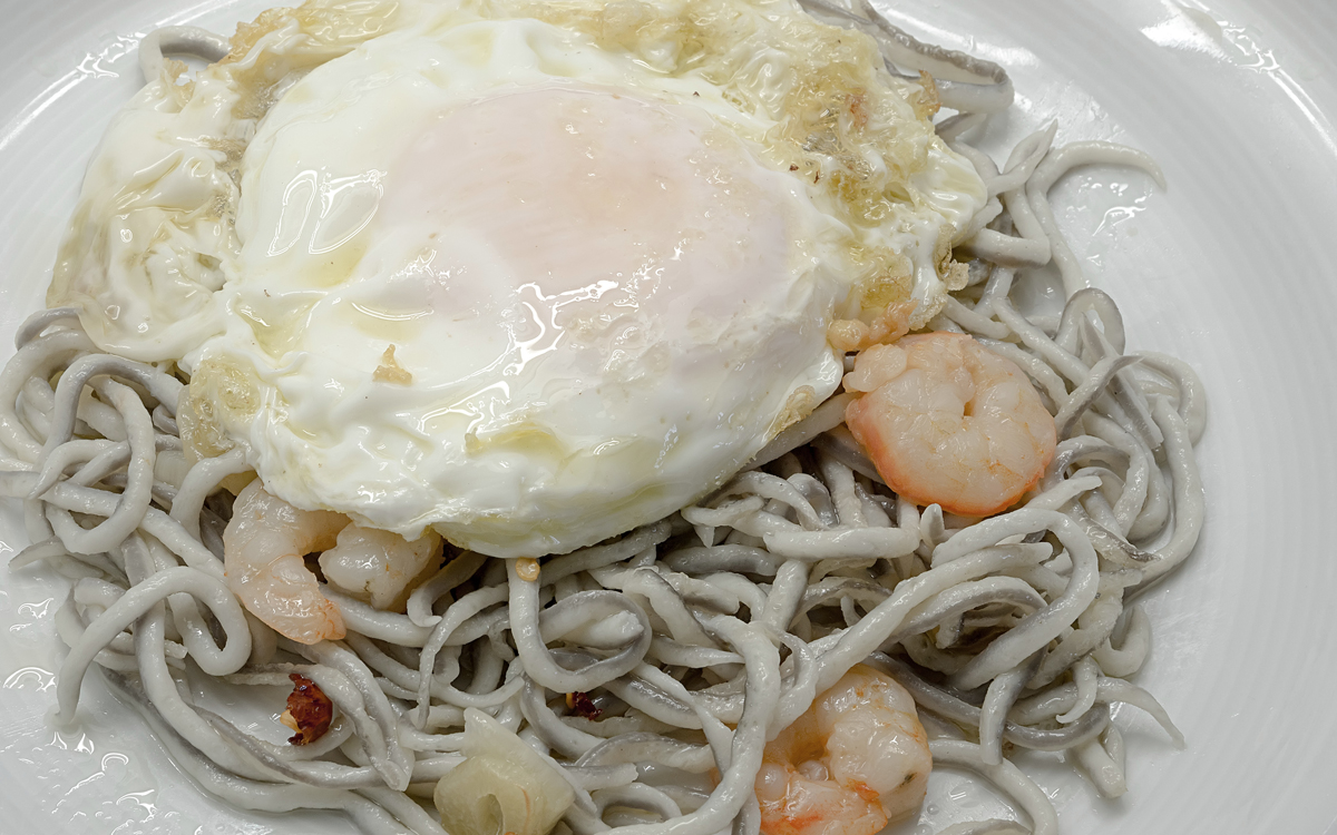 Huevos rotos con gulas