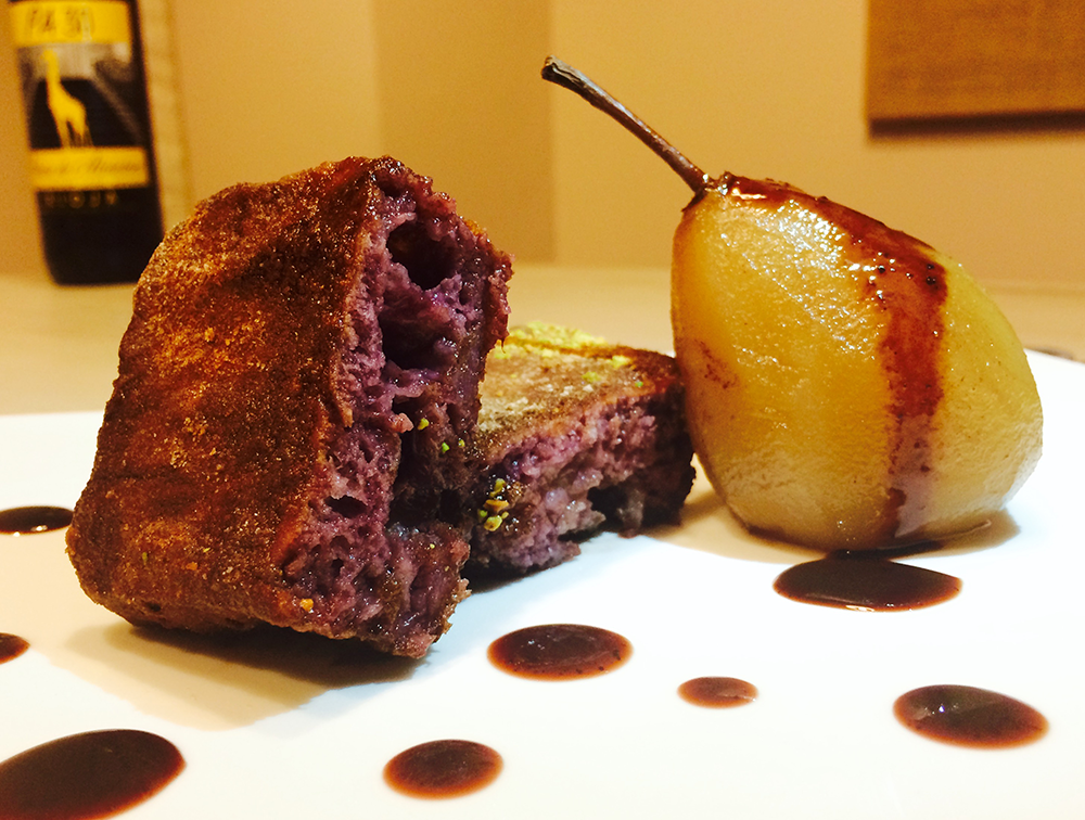 Torrija de vino tinto con pera en almíbar