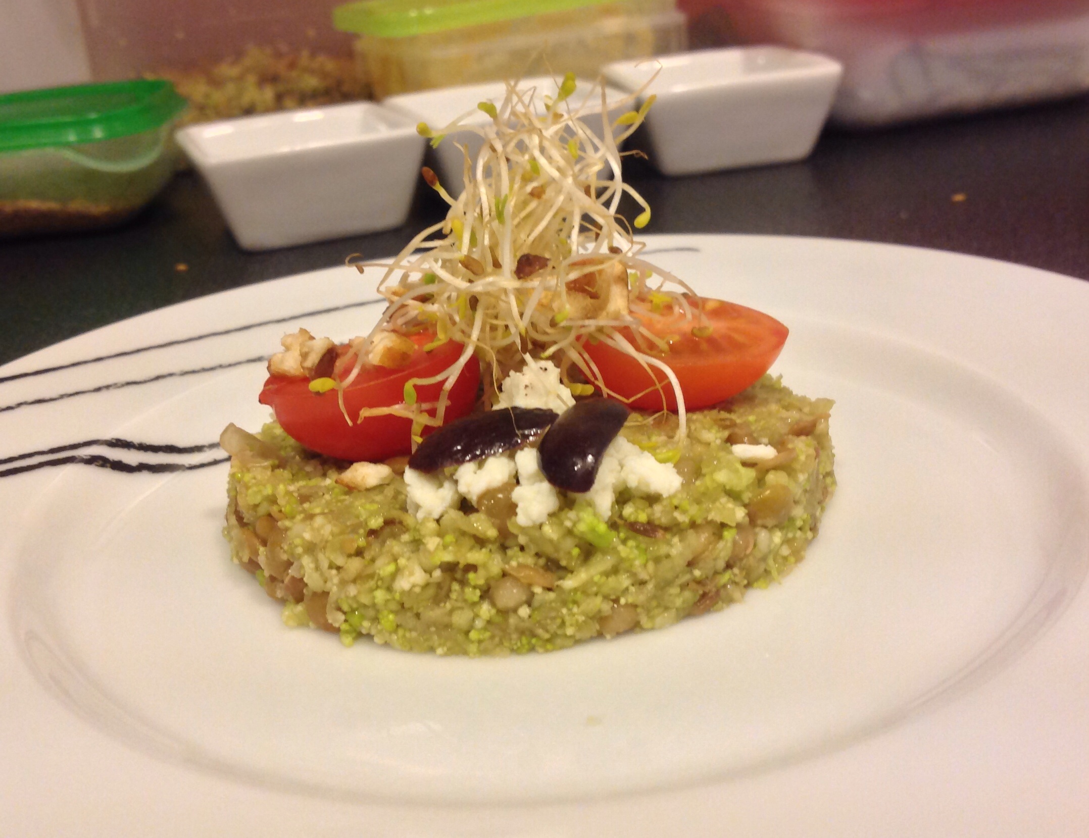 Ensalada de brocoli, quinoa y lentejas con vinagreta de comino