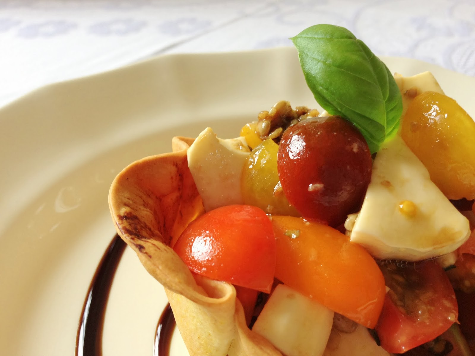 Cestillos de Cherris Multicolor con Queso fresco, Semillas de Girasol y Albahaca