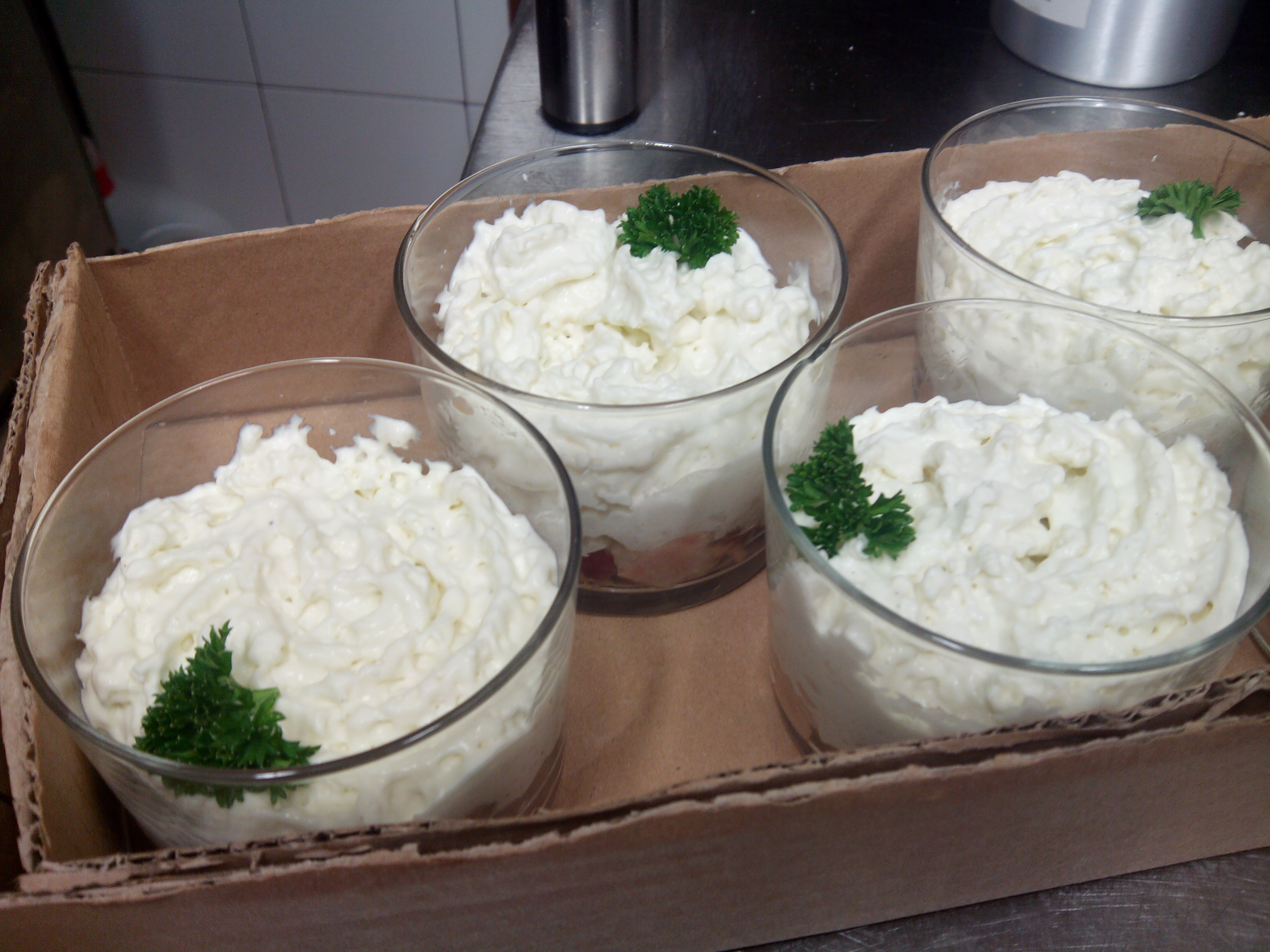 Tartar de salmon con granada, nueces y espuma de queso roquefort