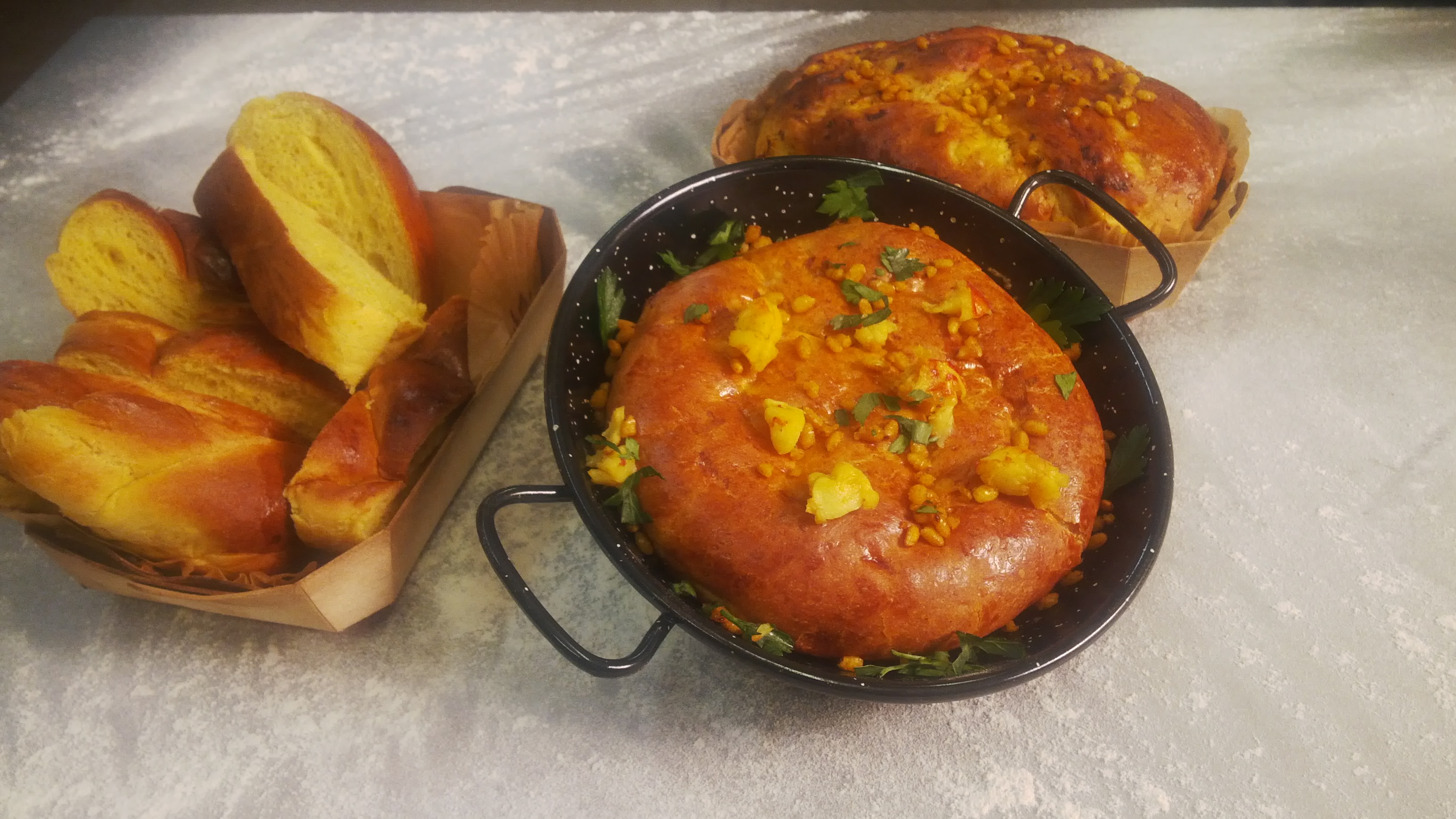 Pan de azafrán con falso de paella, arroz y gambas.