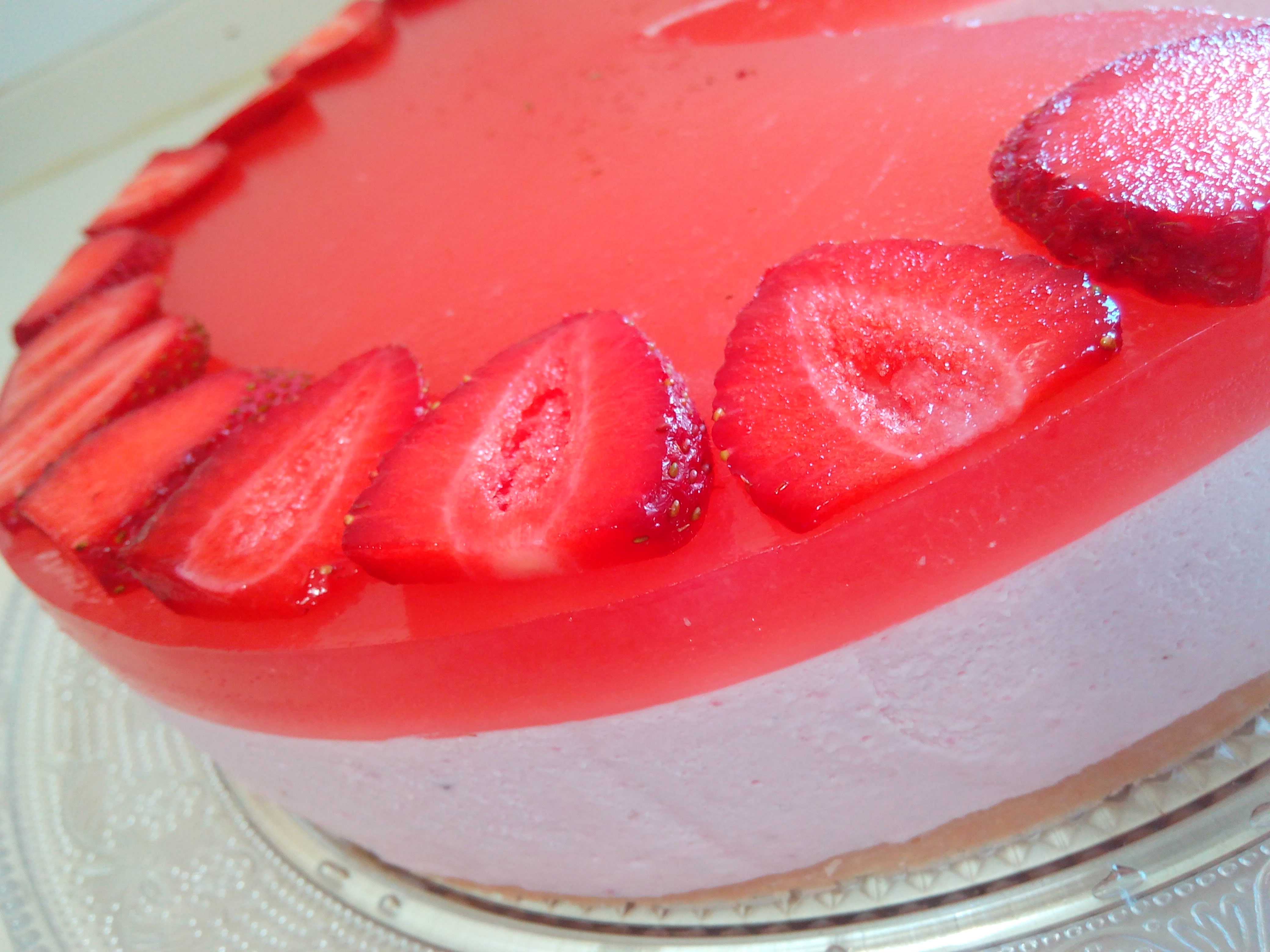 Tarta de mousse de fresa con gelatina de gin tonic de fresas