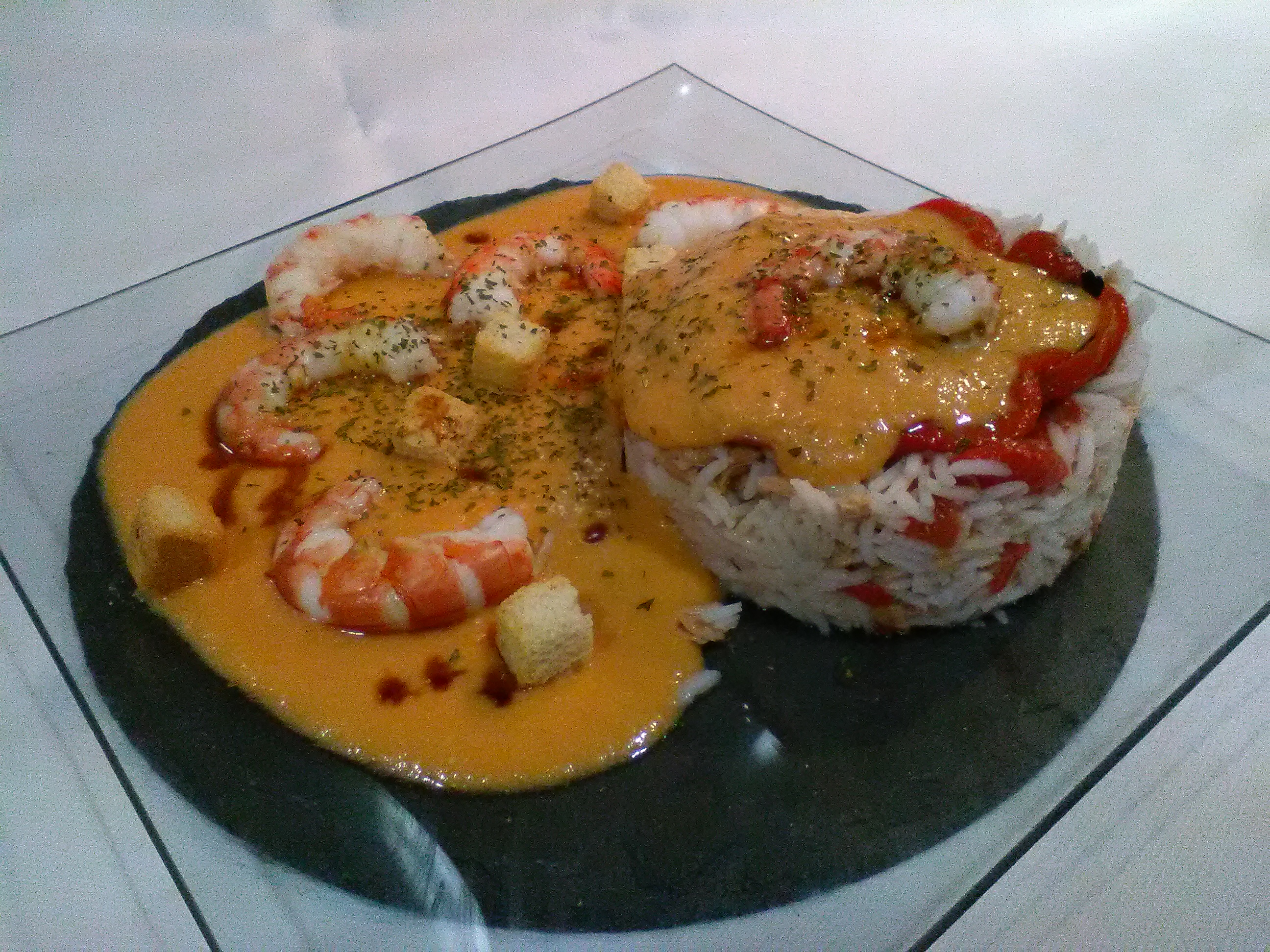 timbal de arroz con gambas atun pimientos y salmorejo