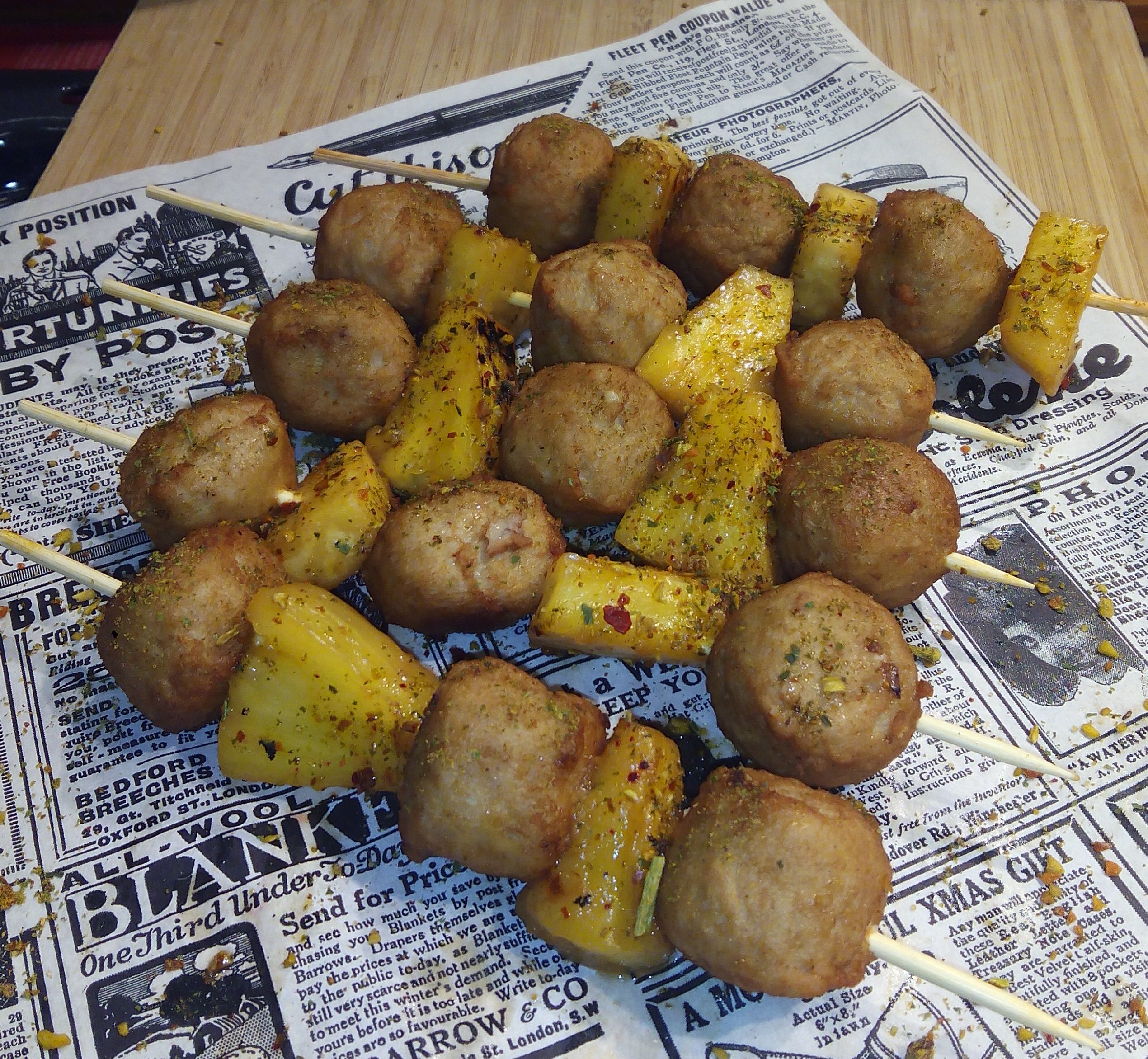 Brochetas de albóndigas de pollo con piña