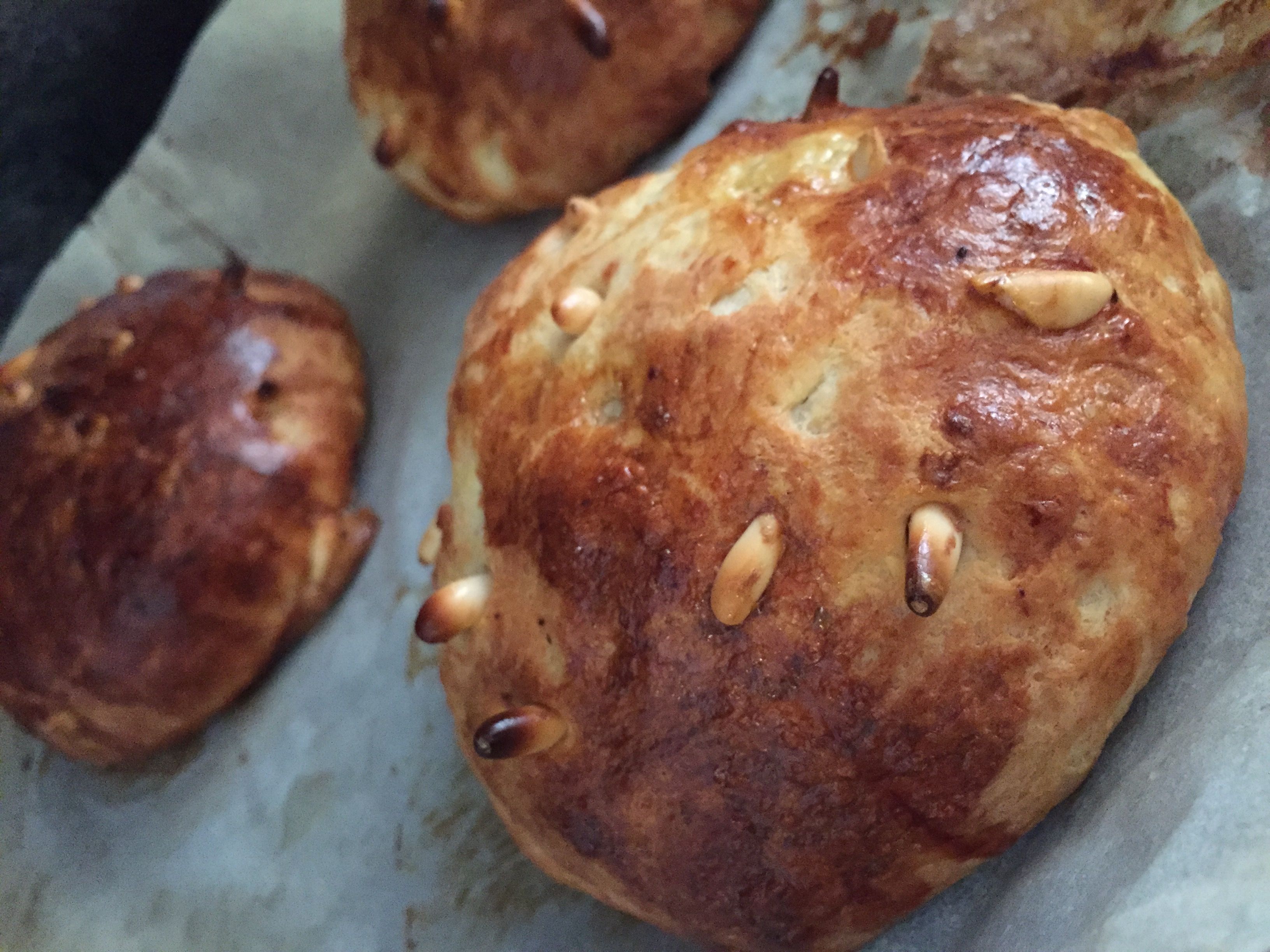 Pan de relleno con pimiento al azafrán y piñones en su aceite