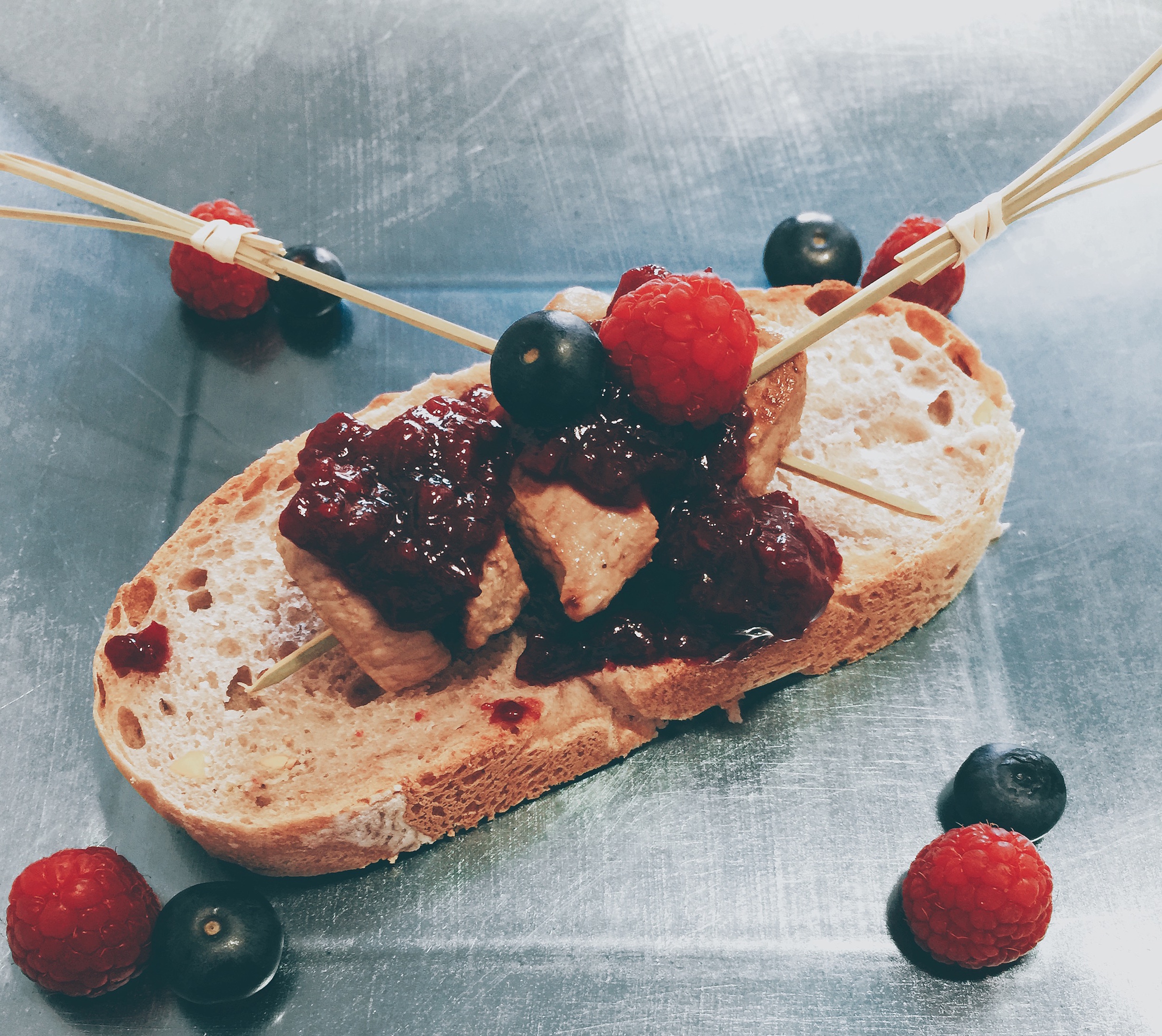 Brocheta de Solomillo con Chutney de Frutos Rojos y Pan de Rioja