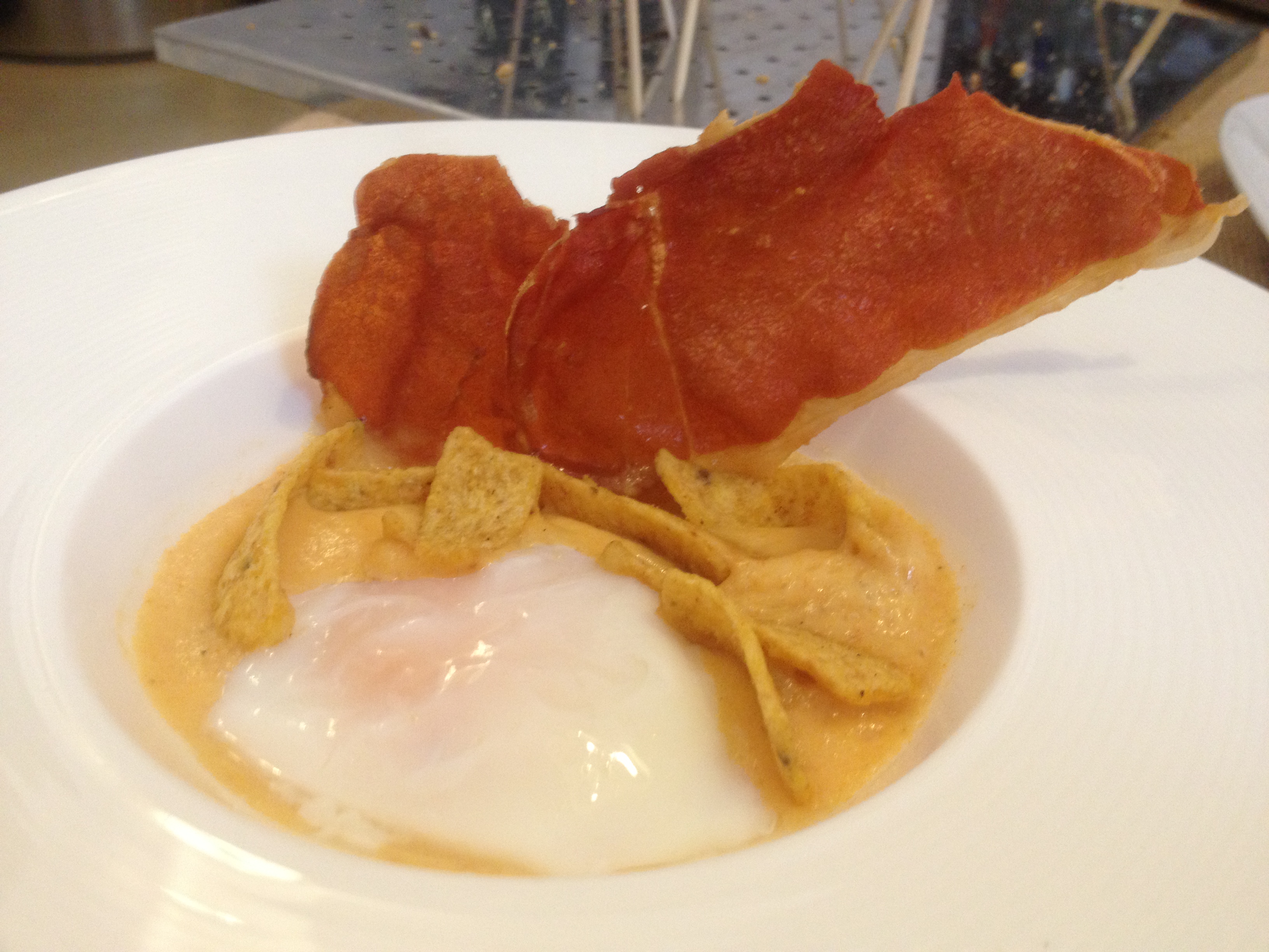 Espuma de patata y chorizo, huevo poché, crujiente de jamón y fritos mexicanos