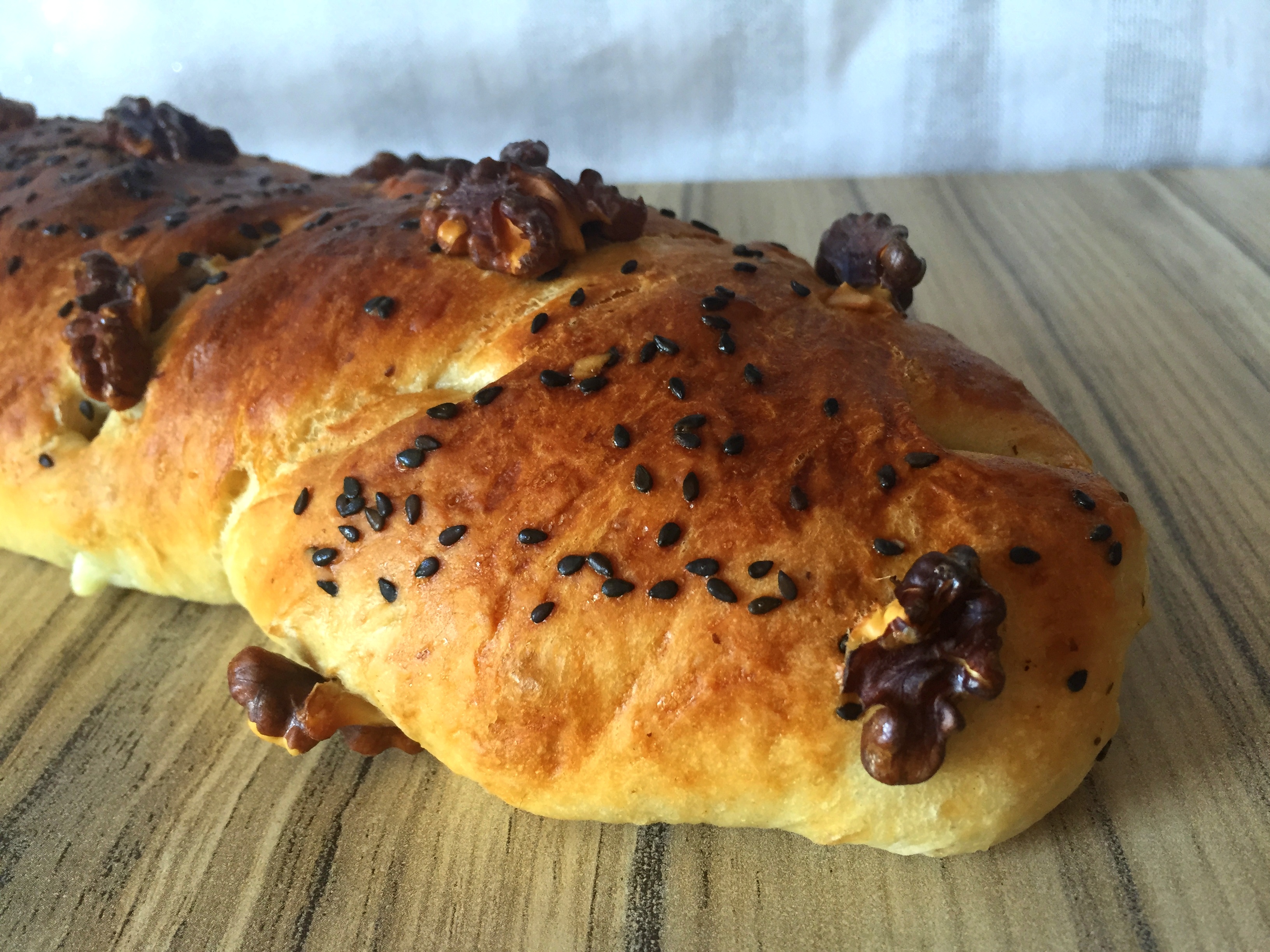 Pan de queso de roncal, membrillo y nueces