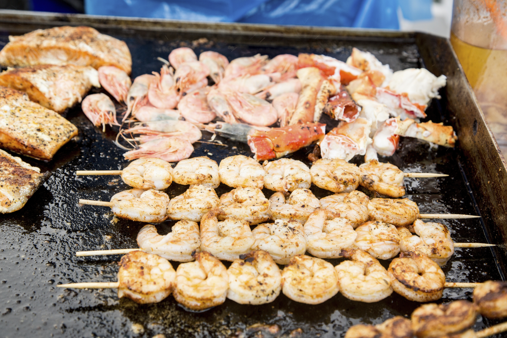 Langostinos y gambas a la plancha con mayonesa al ajo.