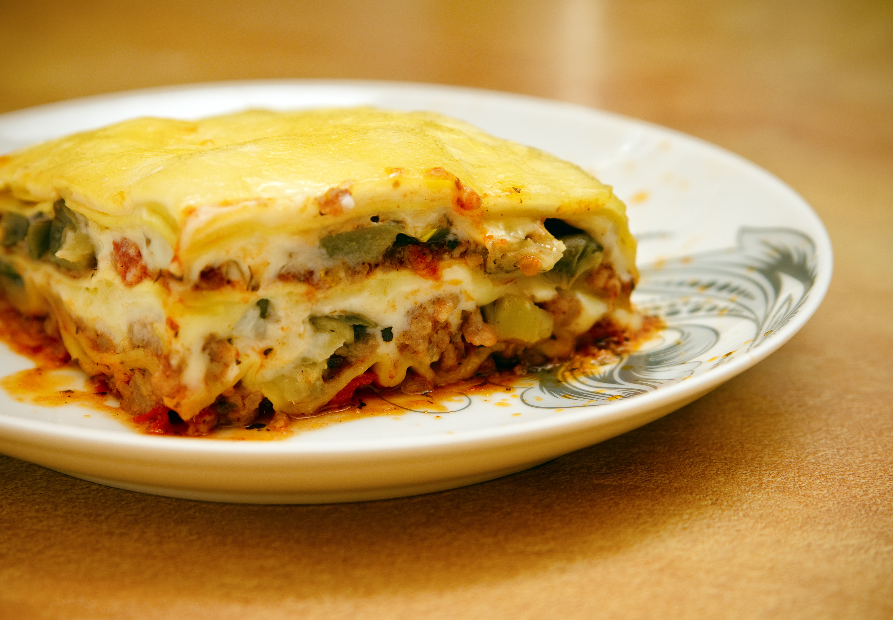 Lasaña de carne, berenjenas y bechamel