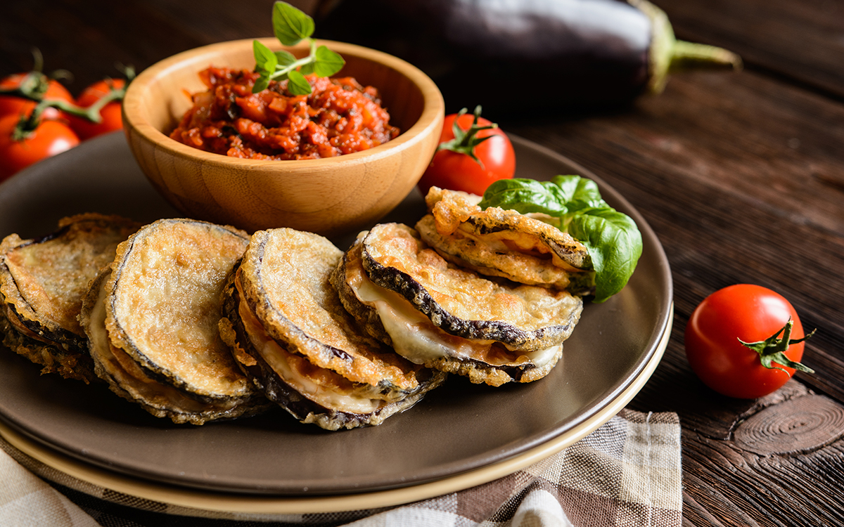 Libritos de berenjena con mozzarella y salsa de tomate